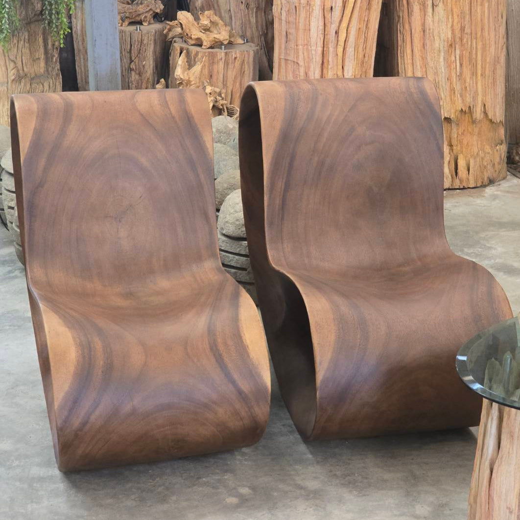 ANANTA sculpturale houten design stoel van suarhout, smal formaat, naturel afwerking | Studio Eline