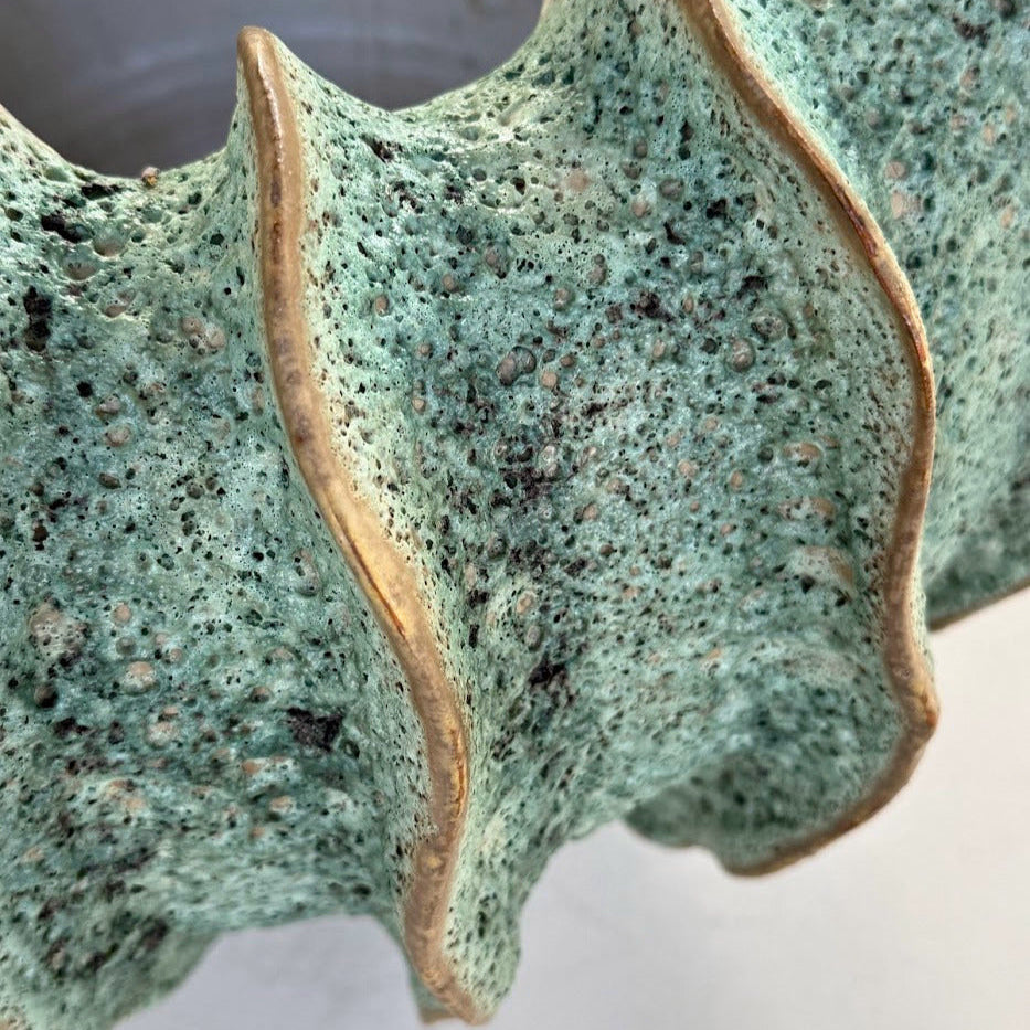 Detailopname lava-glazuur afwerking Siam Phaka Jade Moss — textuur en diepe Jade Moss kleur van handgemaakt keramiek, Studio Eline