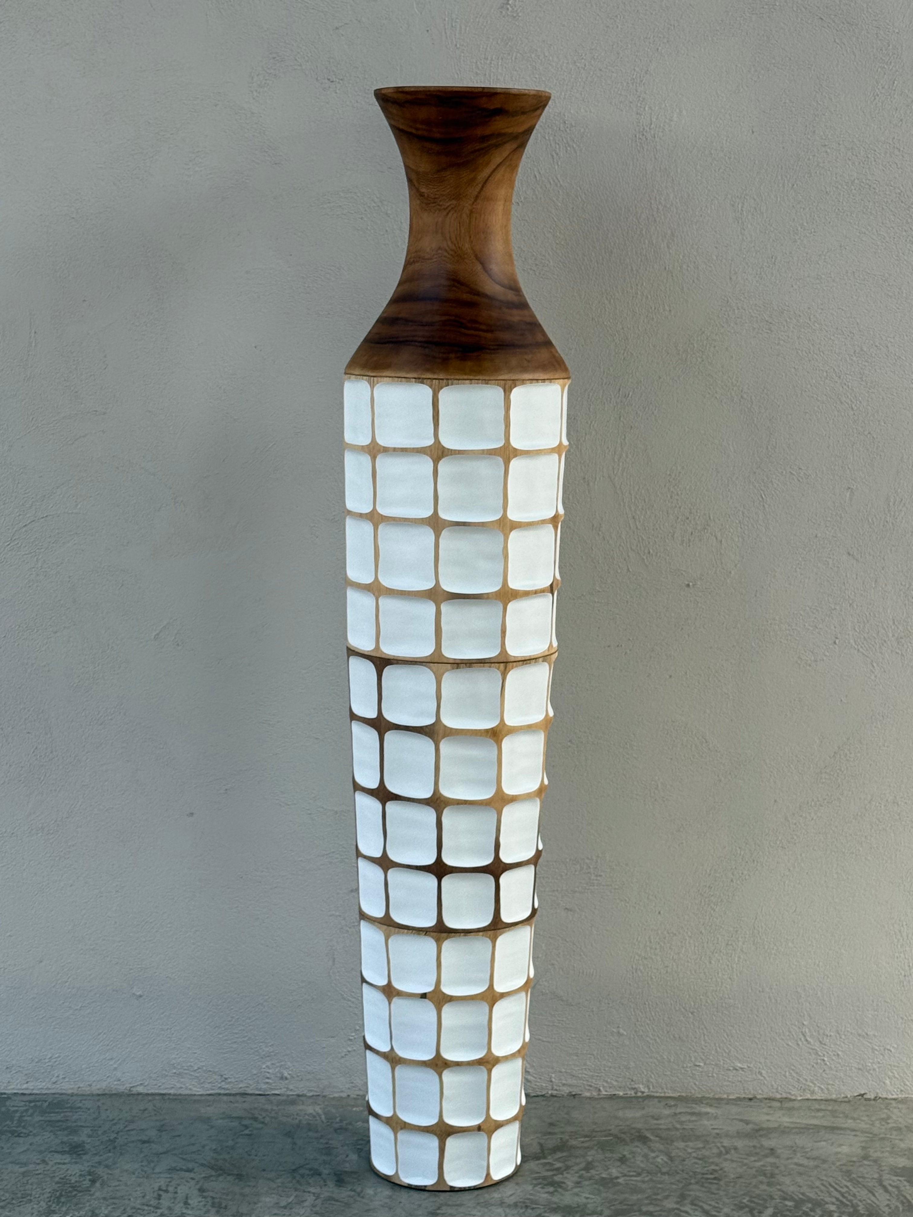Sensai Mok houten vloervaas H160 x D33 suar hout naturel met witte afwerking | Studio Eline