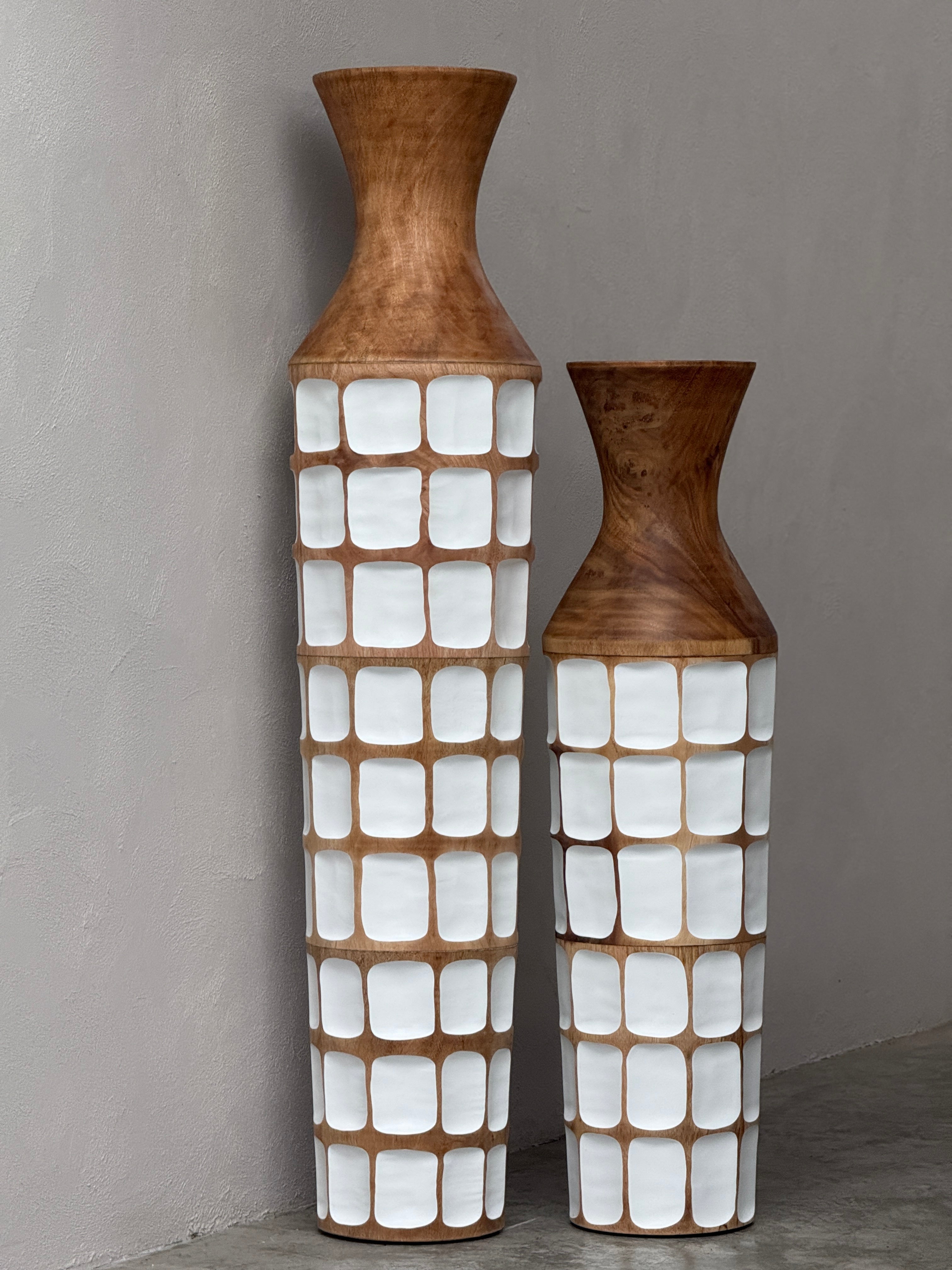 Sensai Mok houten vloervaas H160 H120 suar hout naturel met witte afwerking | Studio Eline