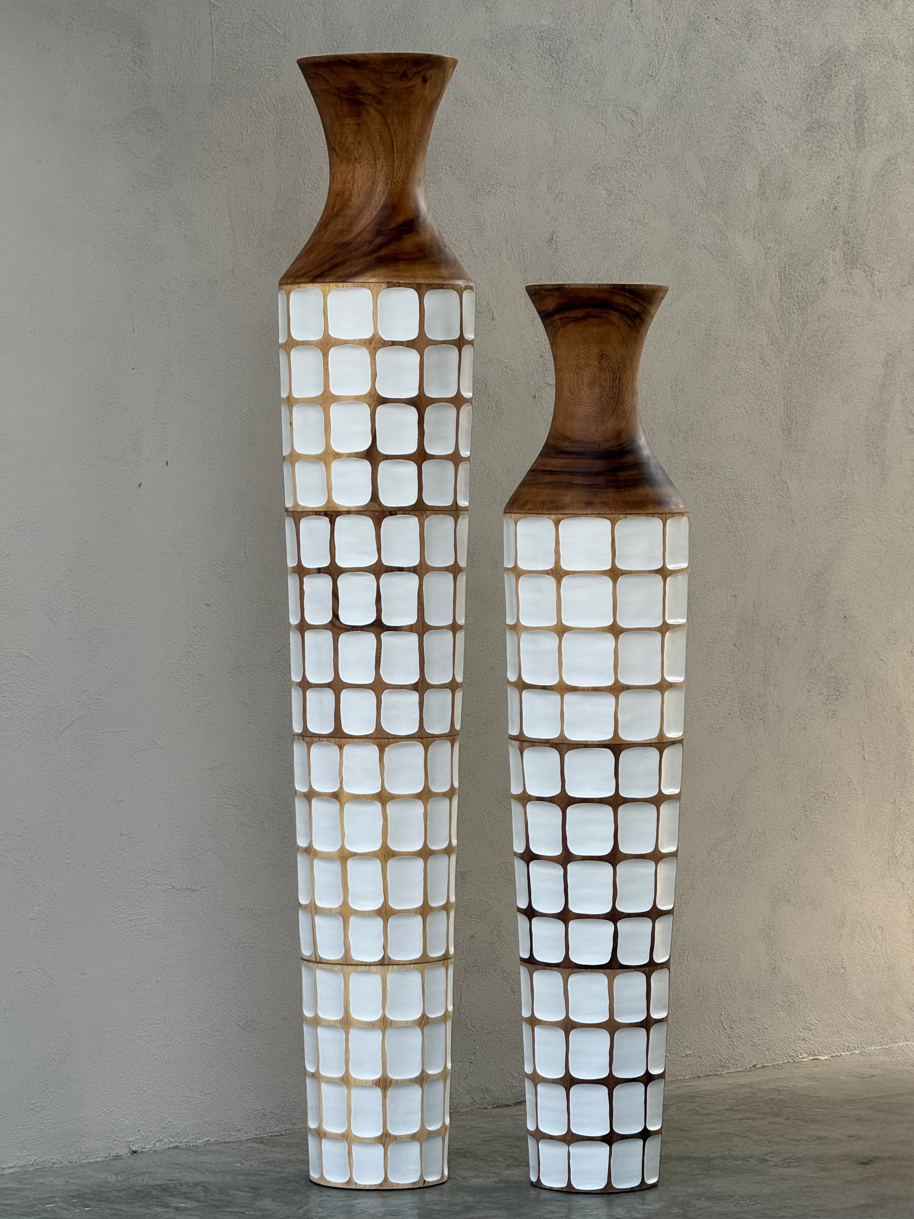 Sensai Mok houten vloervaas suar hout naturel met witte afwerking | Studio Eline