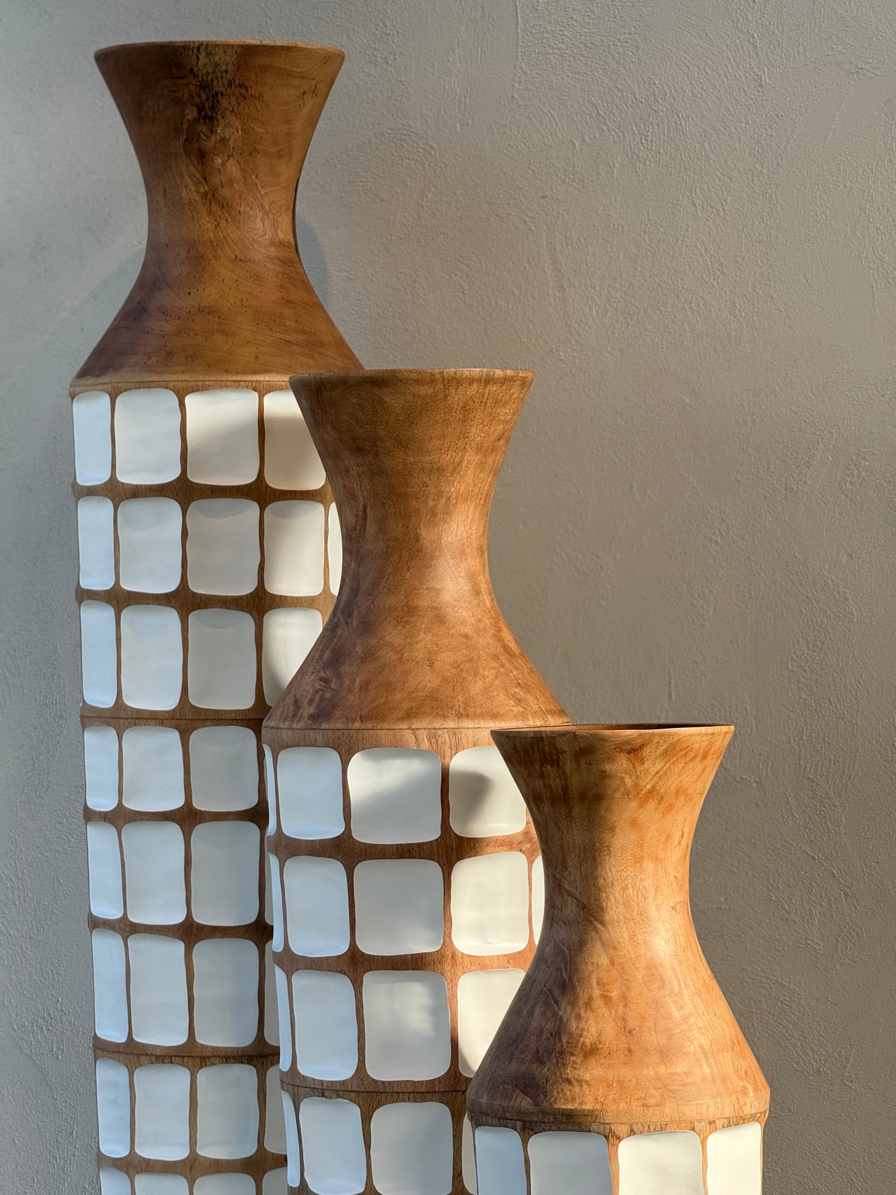 Sensai Mok houten vloervaas suar hout naturel met witte afwerking | Studio Eline