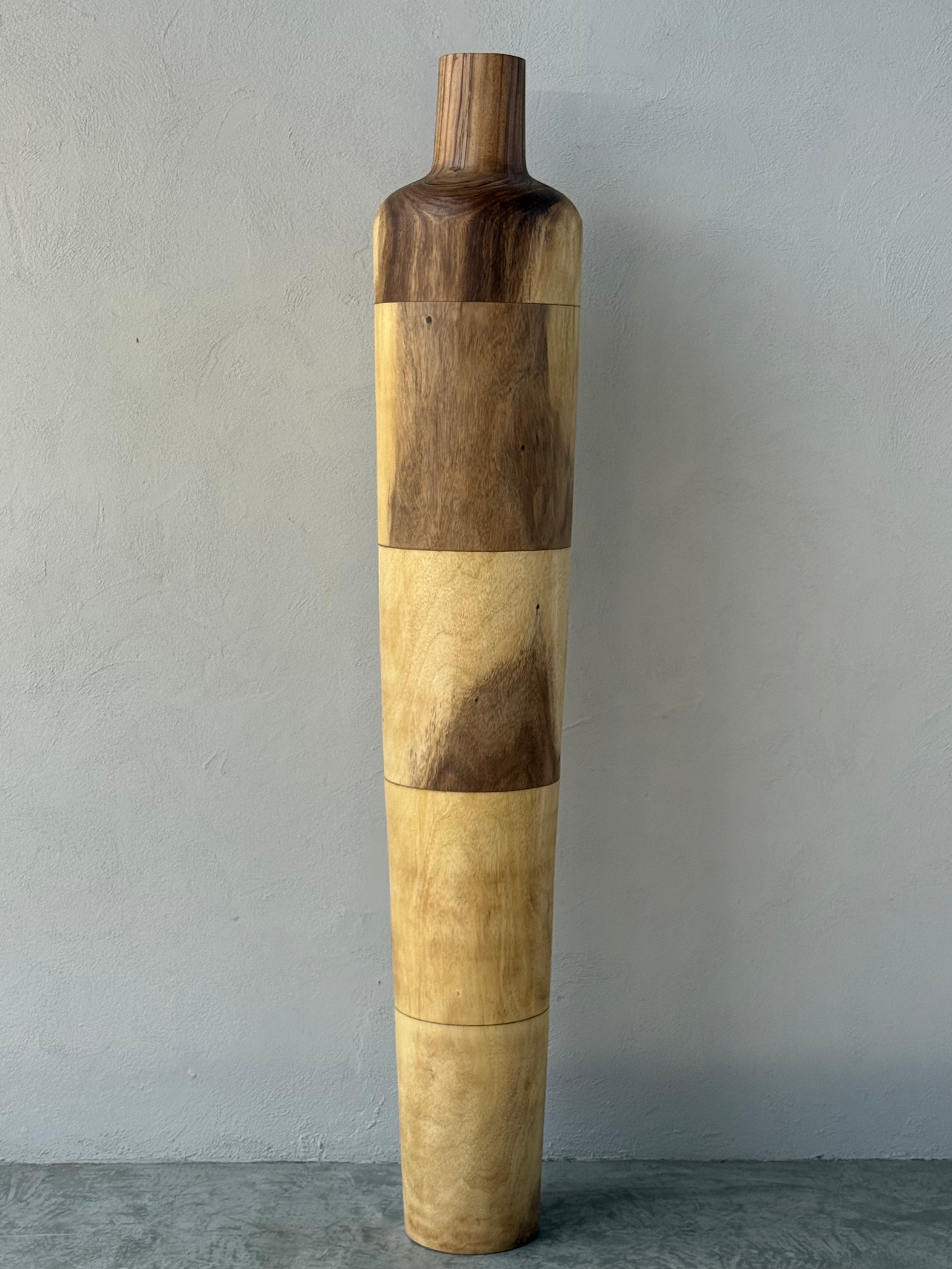 Sensai Niran houten vloervaas H200 x D35 suar hout naturel | Studio Eline