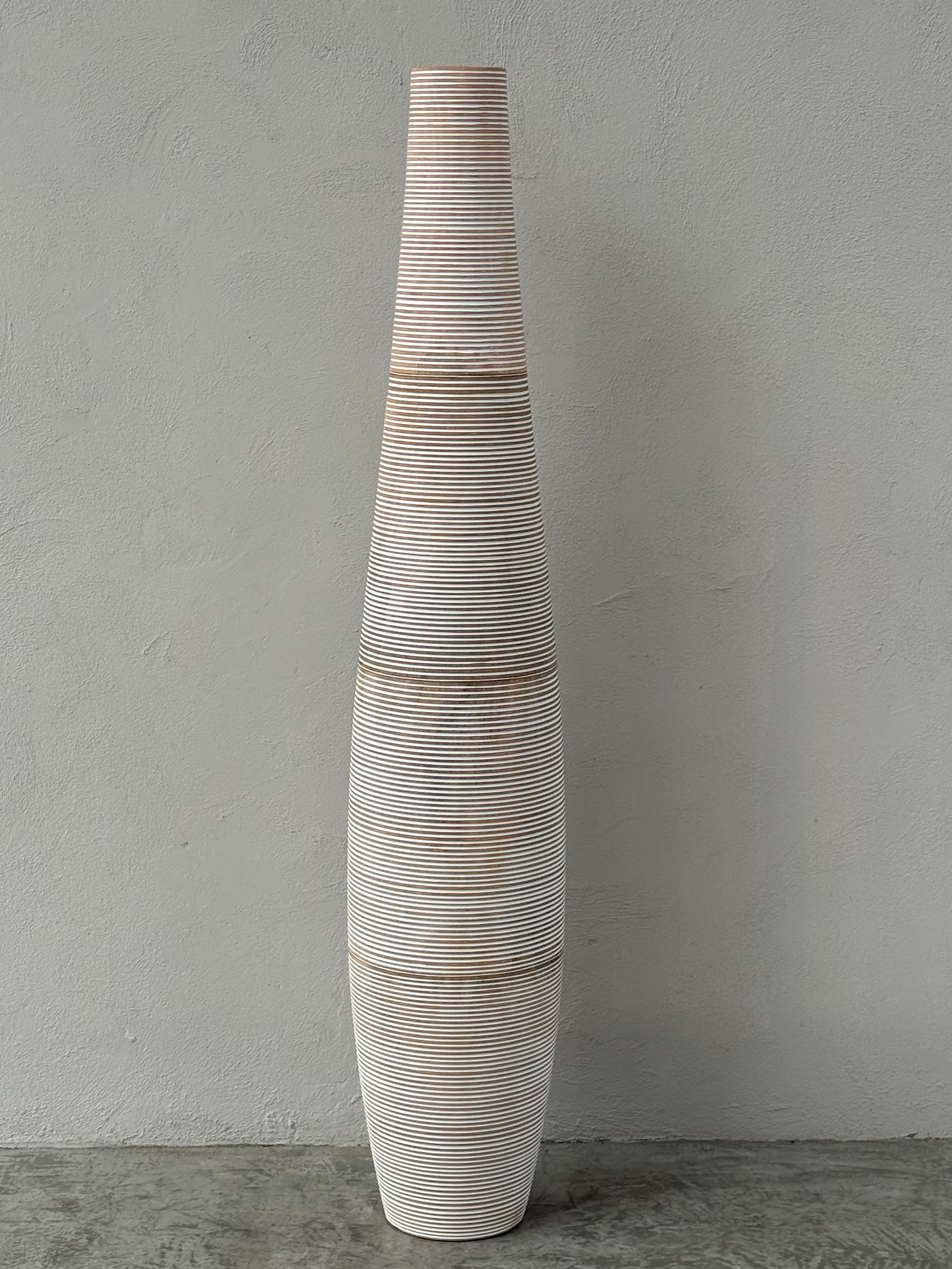 Sensai Rin houten vloervaas H160 suar hout naturel - wit