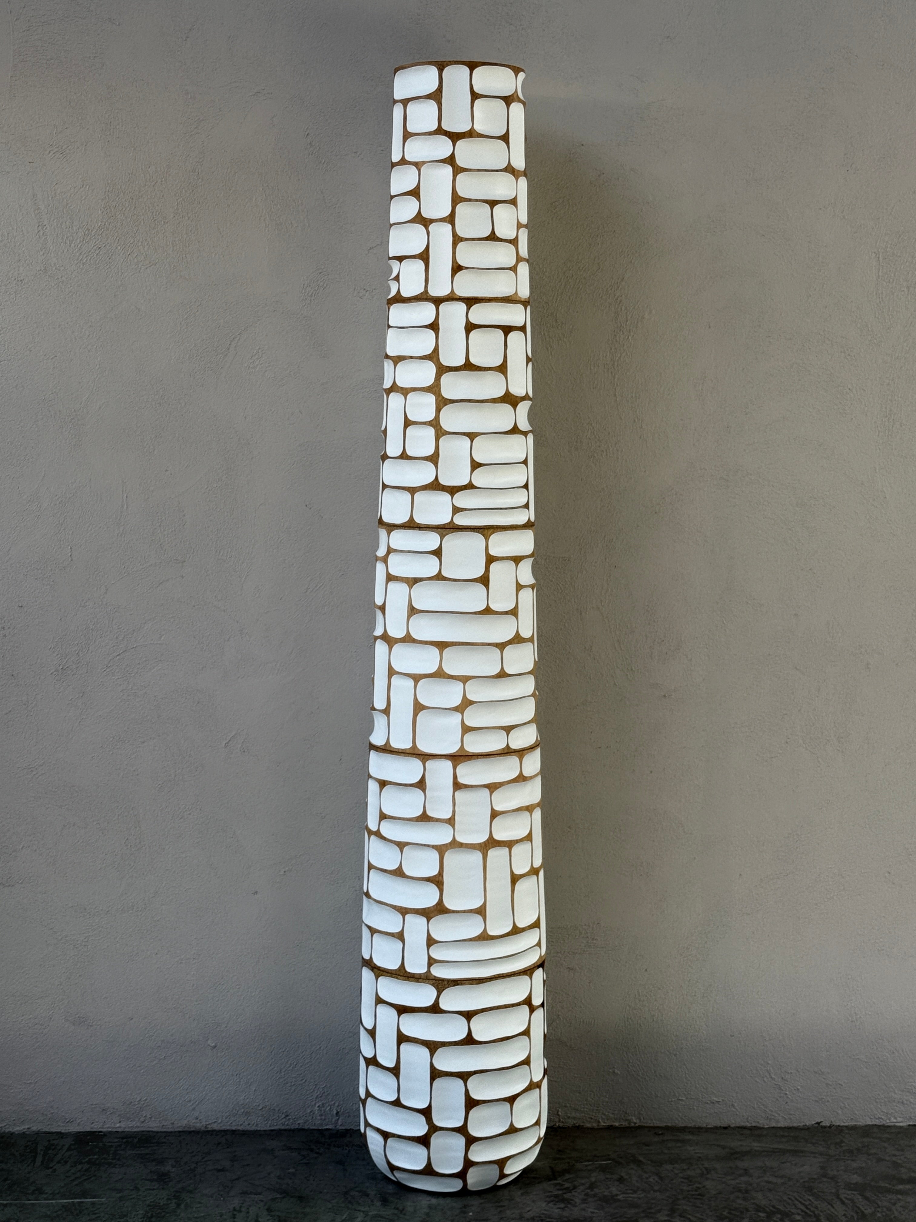 Sensai Sai houten vloervaas H200 x D33 suar hout naturel met witte afwerking | Studio Eline