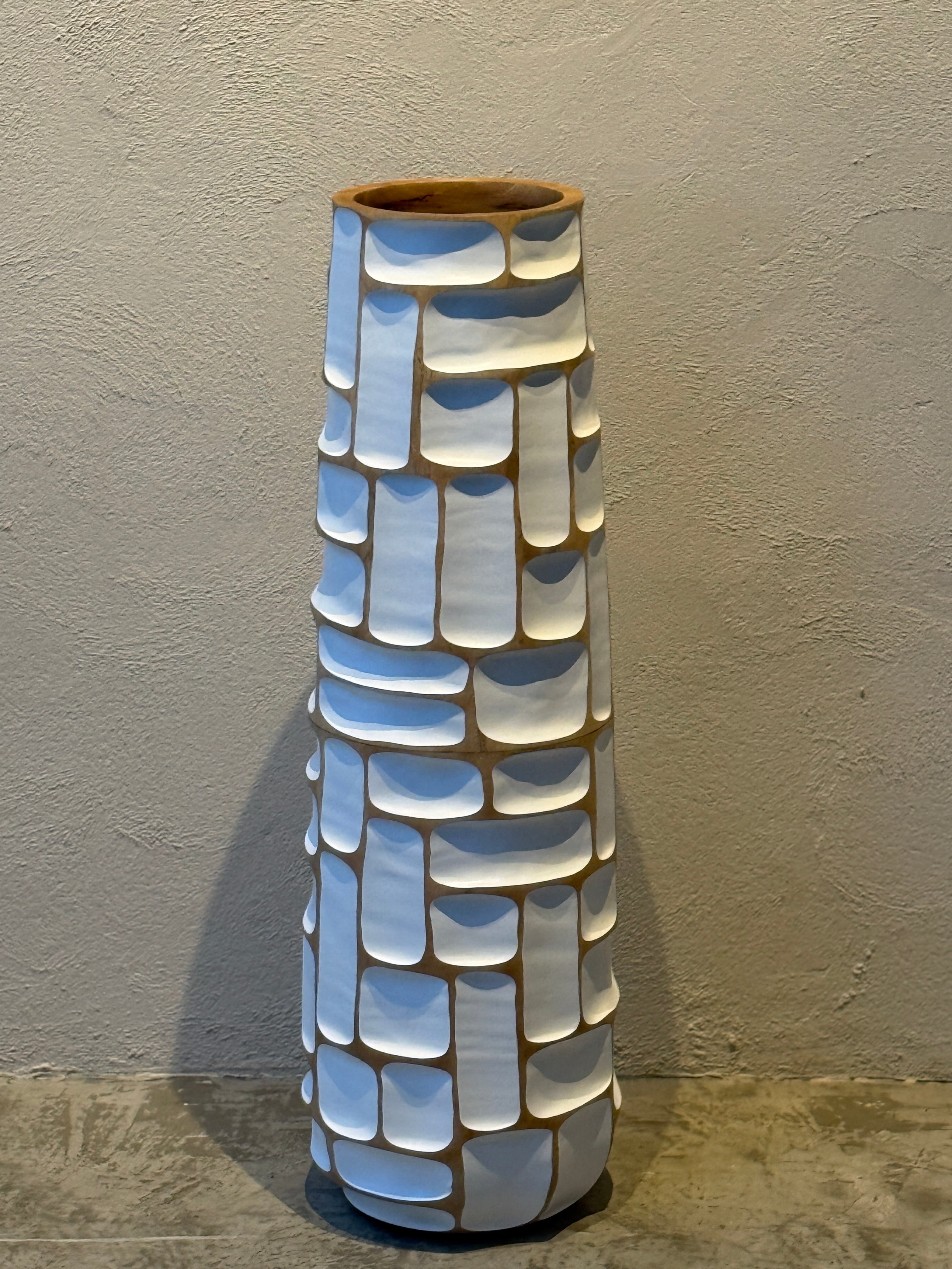Sensai Sai houten vloervaas H80 suar hout naturel met witte afwerking | Studio Eline