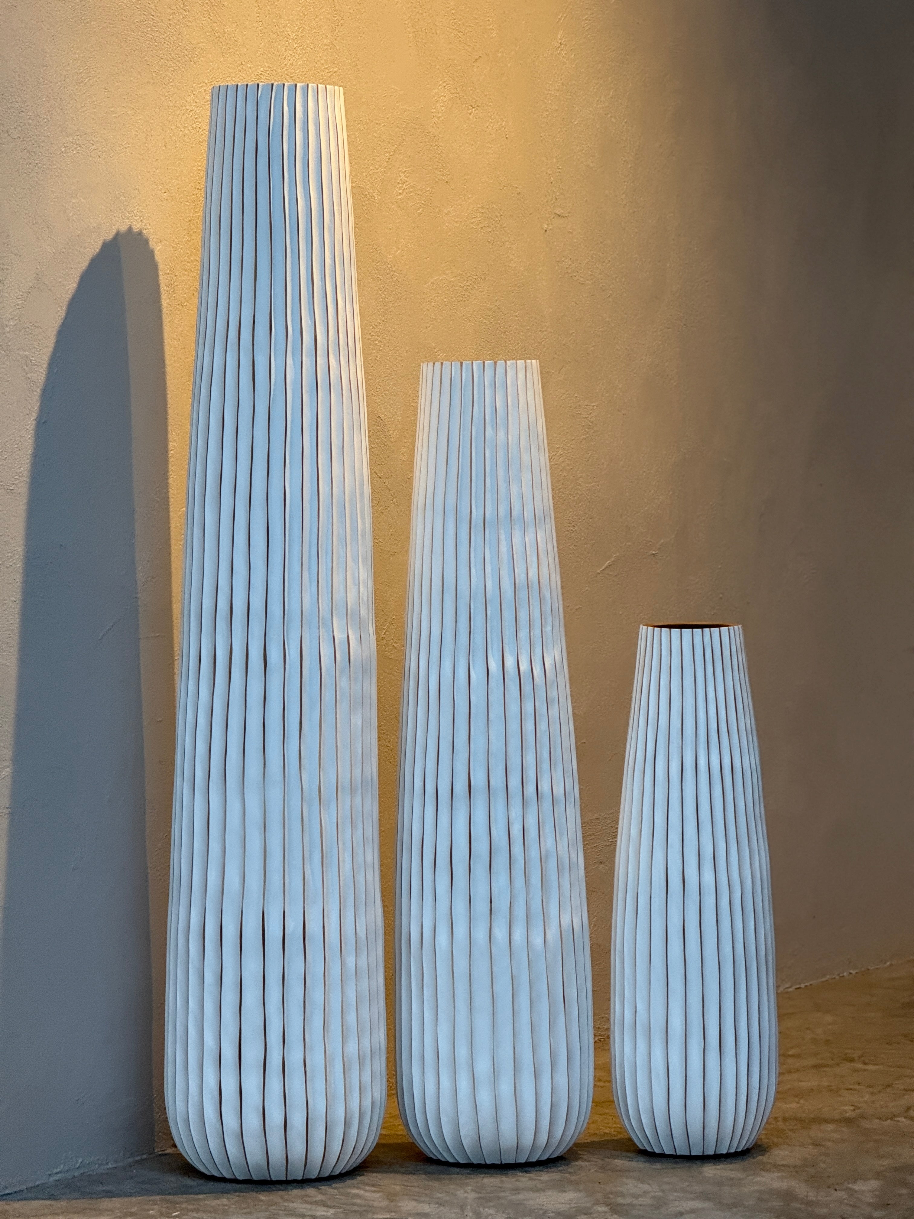 Sensai Tham houten vloervaas suar hout naturel met witte afwerking | Studio Eline