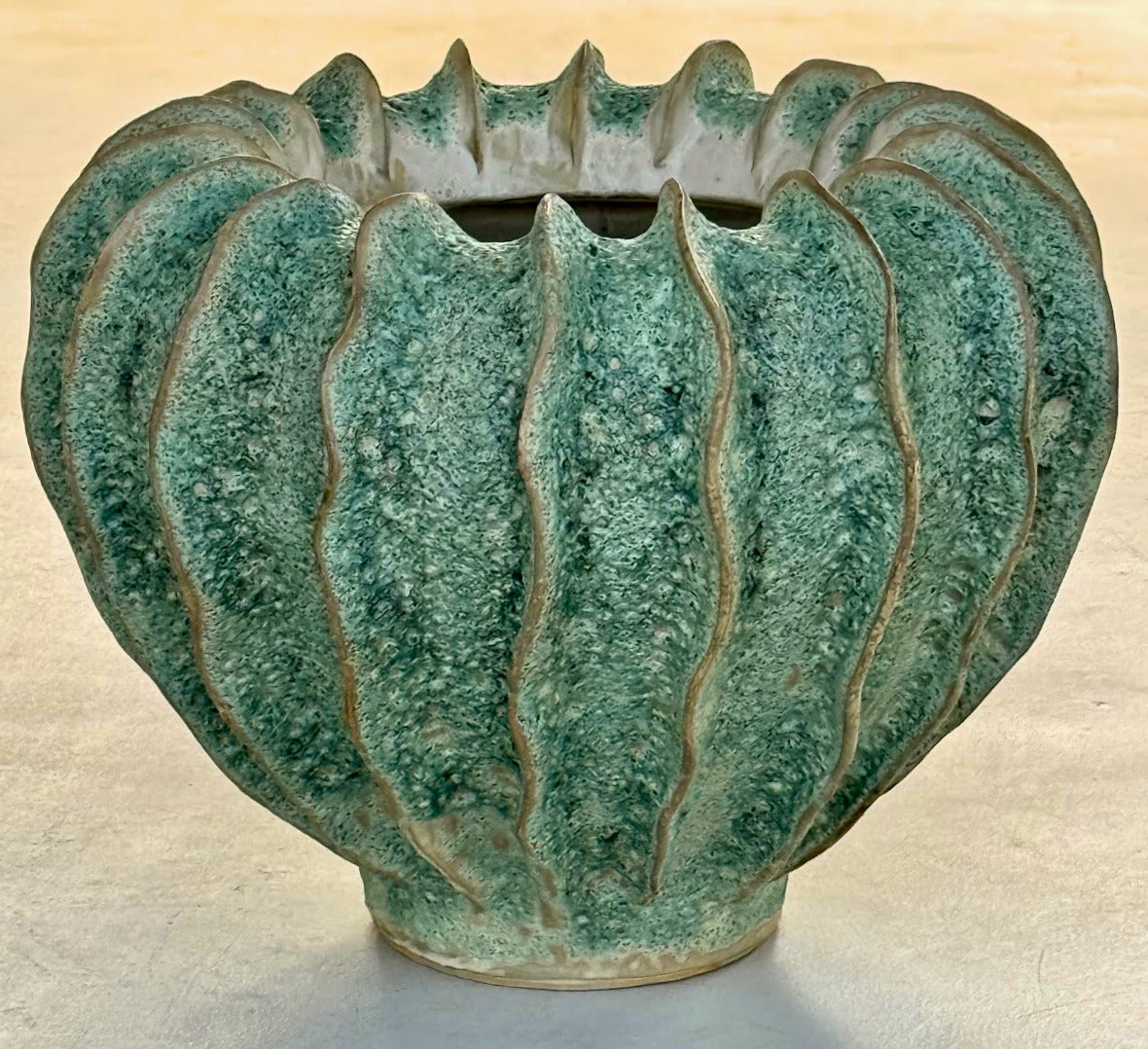Siam Phaka Jade Moss keramisch object groot formaat H35 × D50 cm — organische vorm met rijke lava-glazuurafwerking, Studio Eline