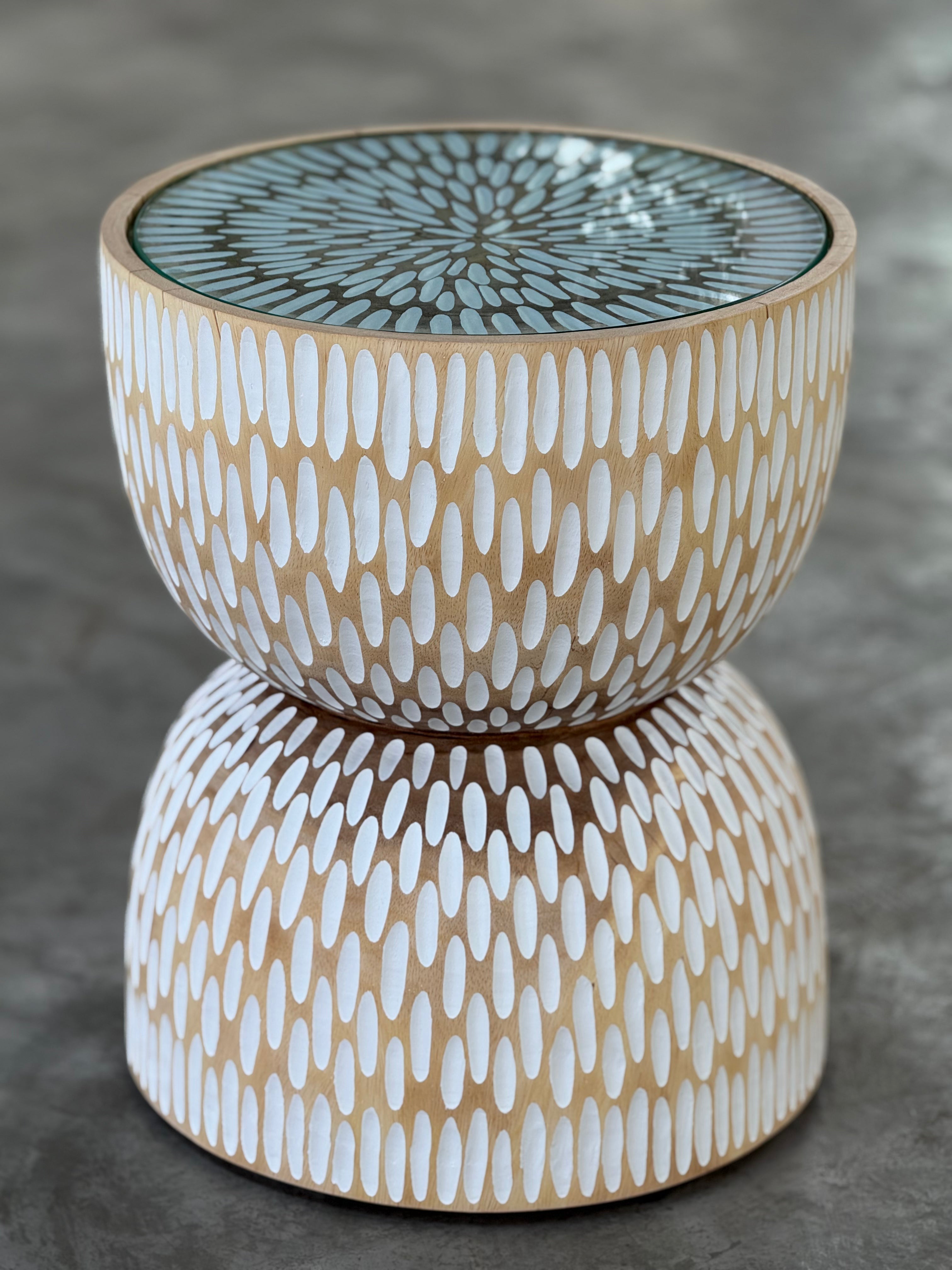 Suriya Kiri Mala bijzettafel suar hout met glasplaat H42 x D35 | Studio Eline