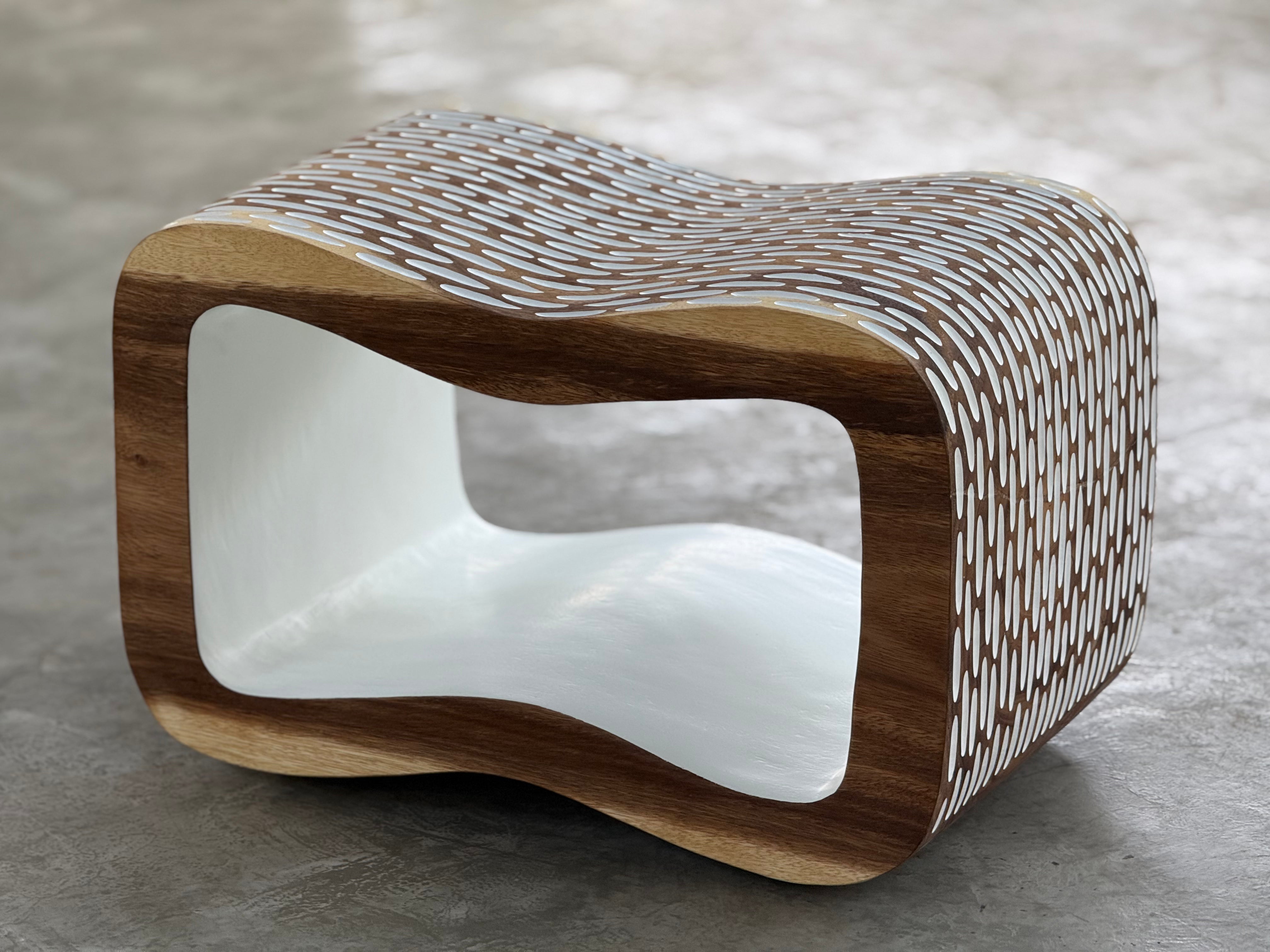 Suriya Kluen Mala wit zijaanzicht open kern en Mala-carving