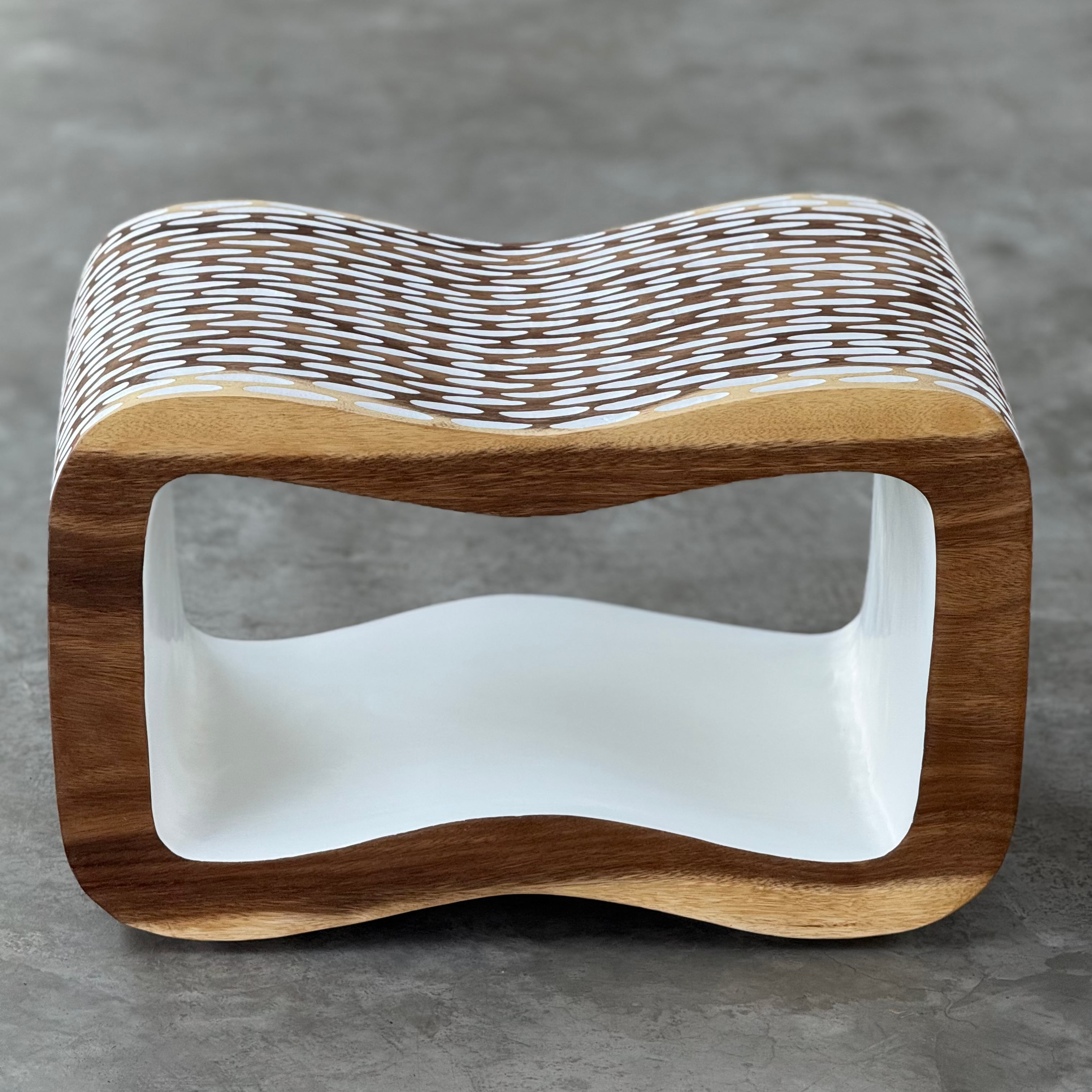 Suriya Kluen Mala zitobject wit in suarhout met open kern