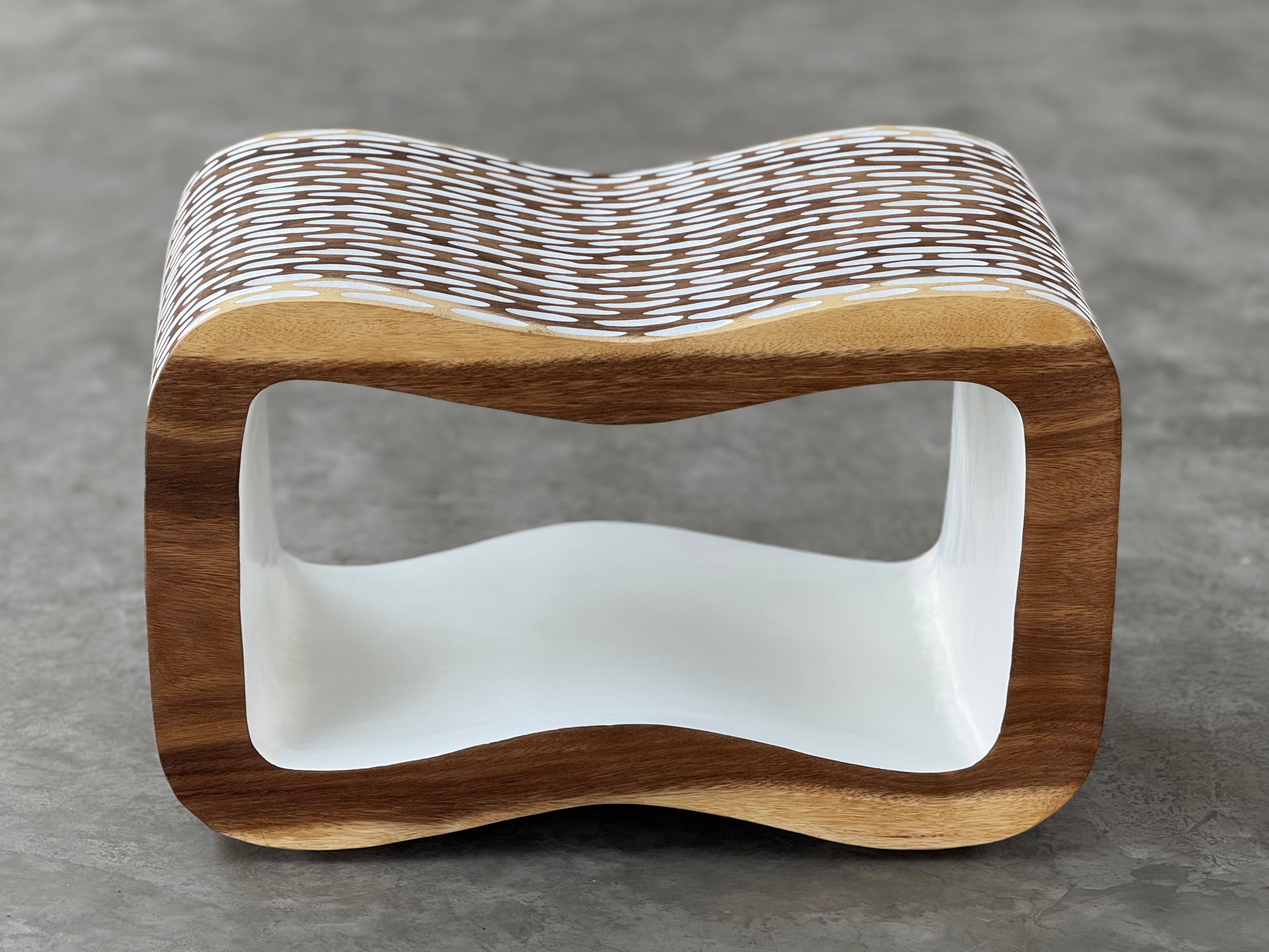 Suriya Kluen Mala zitobject wit in suarhout met open kern