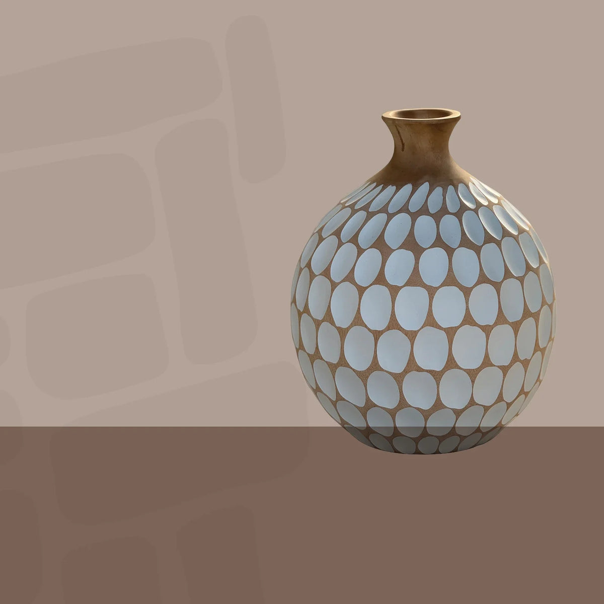 Handgemaakte tafelvazen van suarhout uit de collectie van Studio Eline