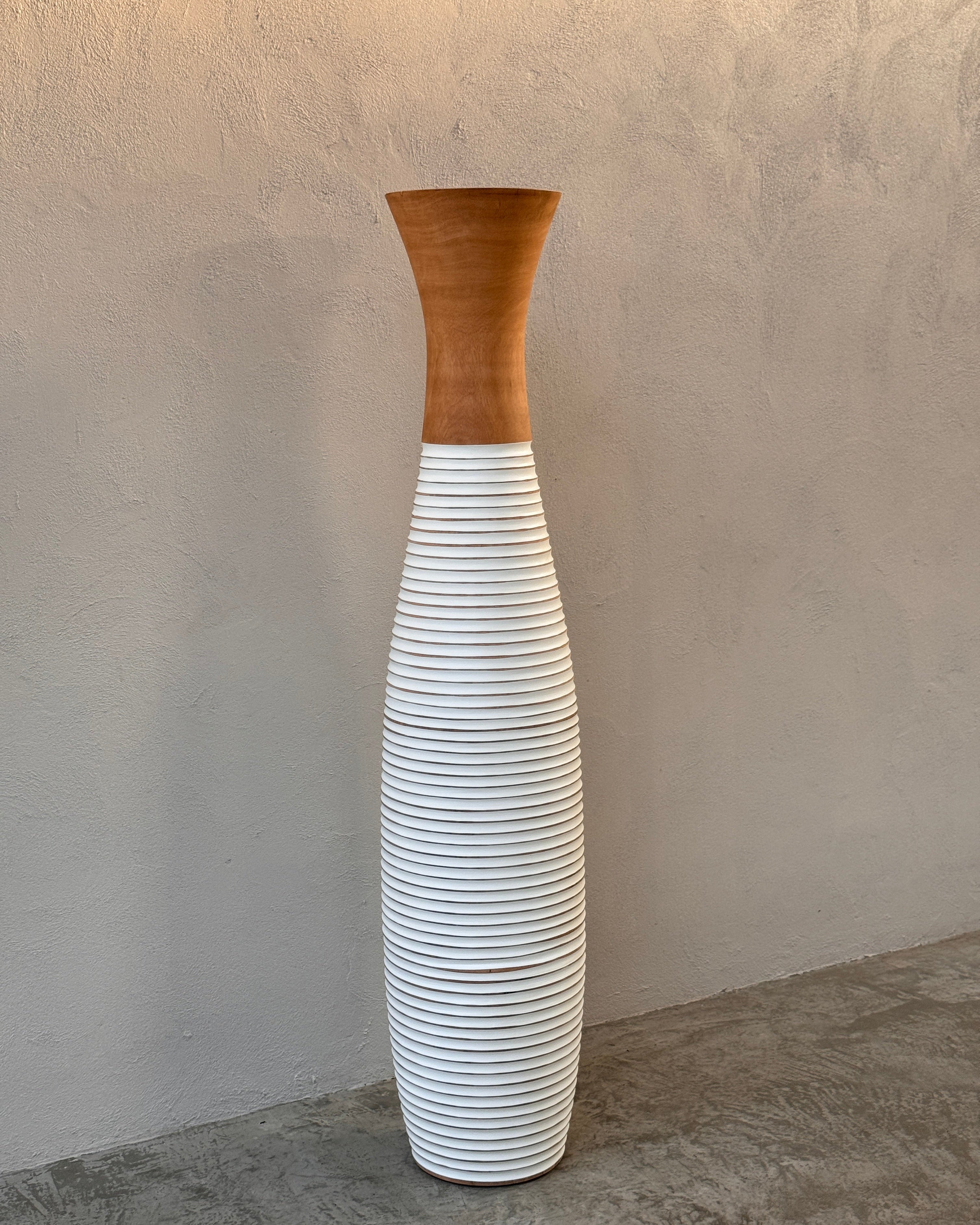 Sensai Nam houten vloervaas H160 suar hout naturel - wit