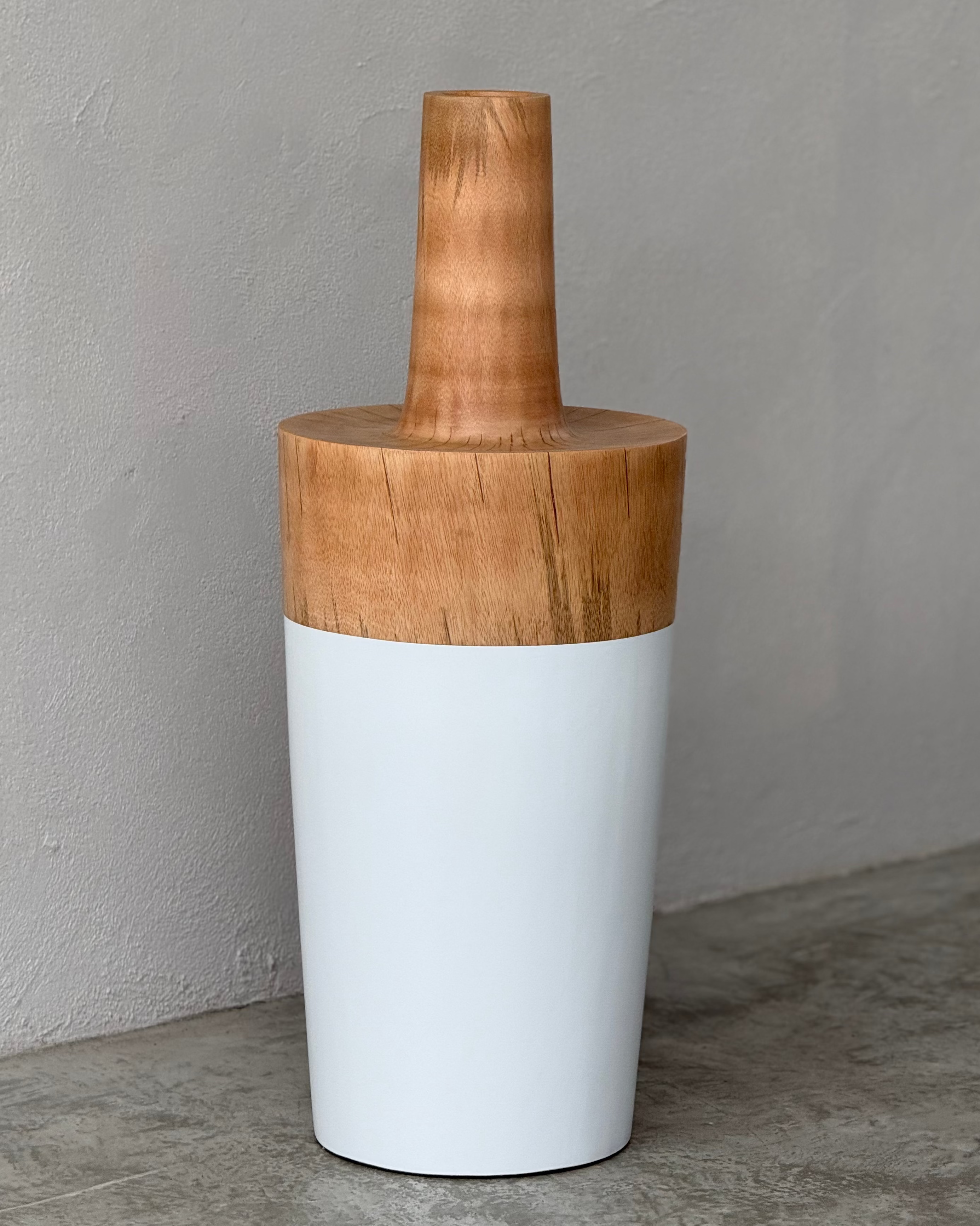 Sensai Lom houten vloervaas H80 suar hout naturel - wit