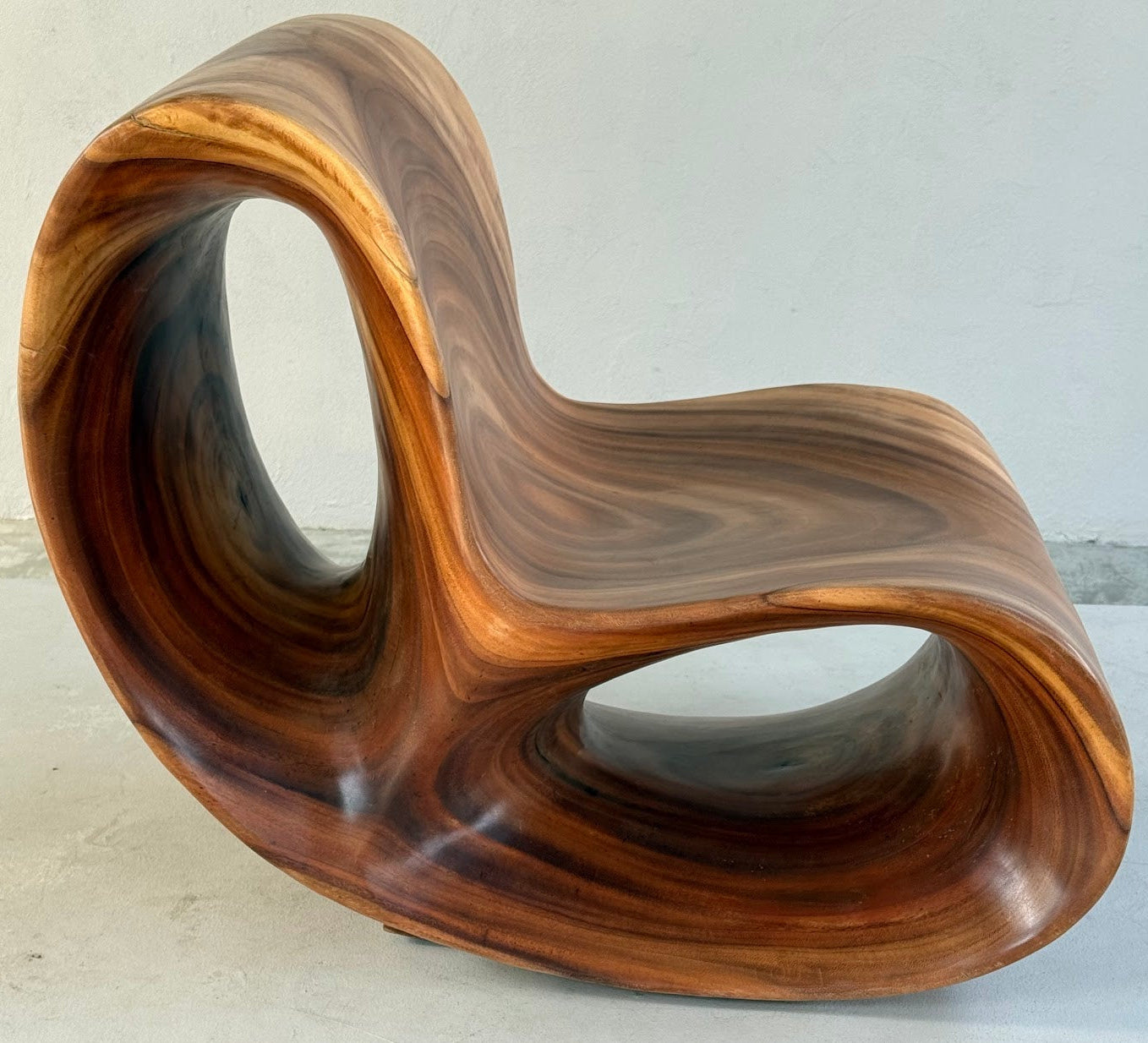 ANANTA sculpturale houten design stoel van suarhout, groot formaat, naturel afwerking | Studio Eline