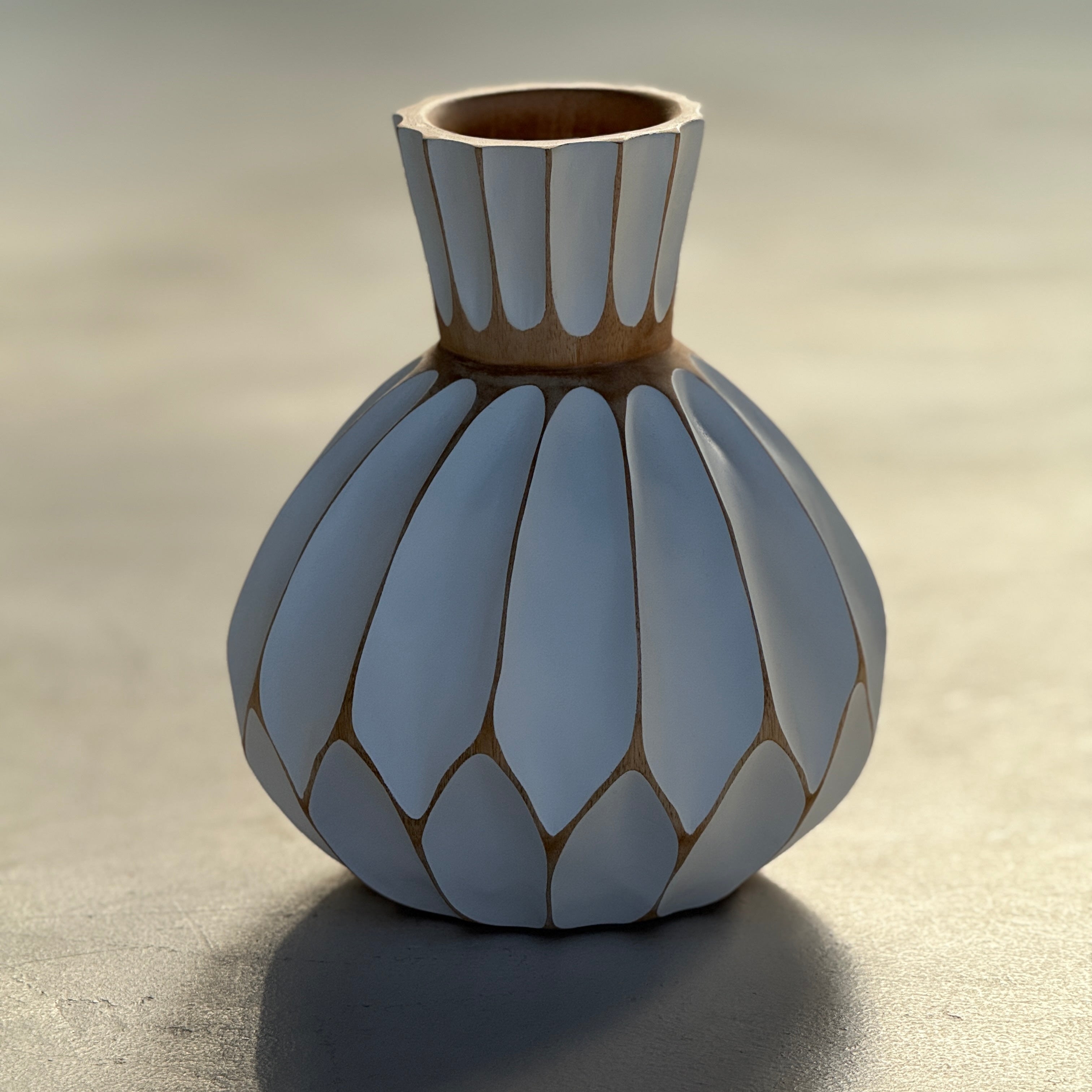 LAI KLEEP klein — ronde houten tafelvaas van suarhout met wit geschilderd bladmotief, H23 x D20 cm, handgemaakt in Thailand