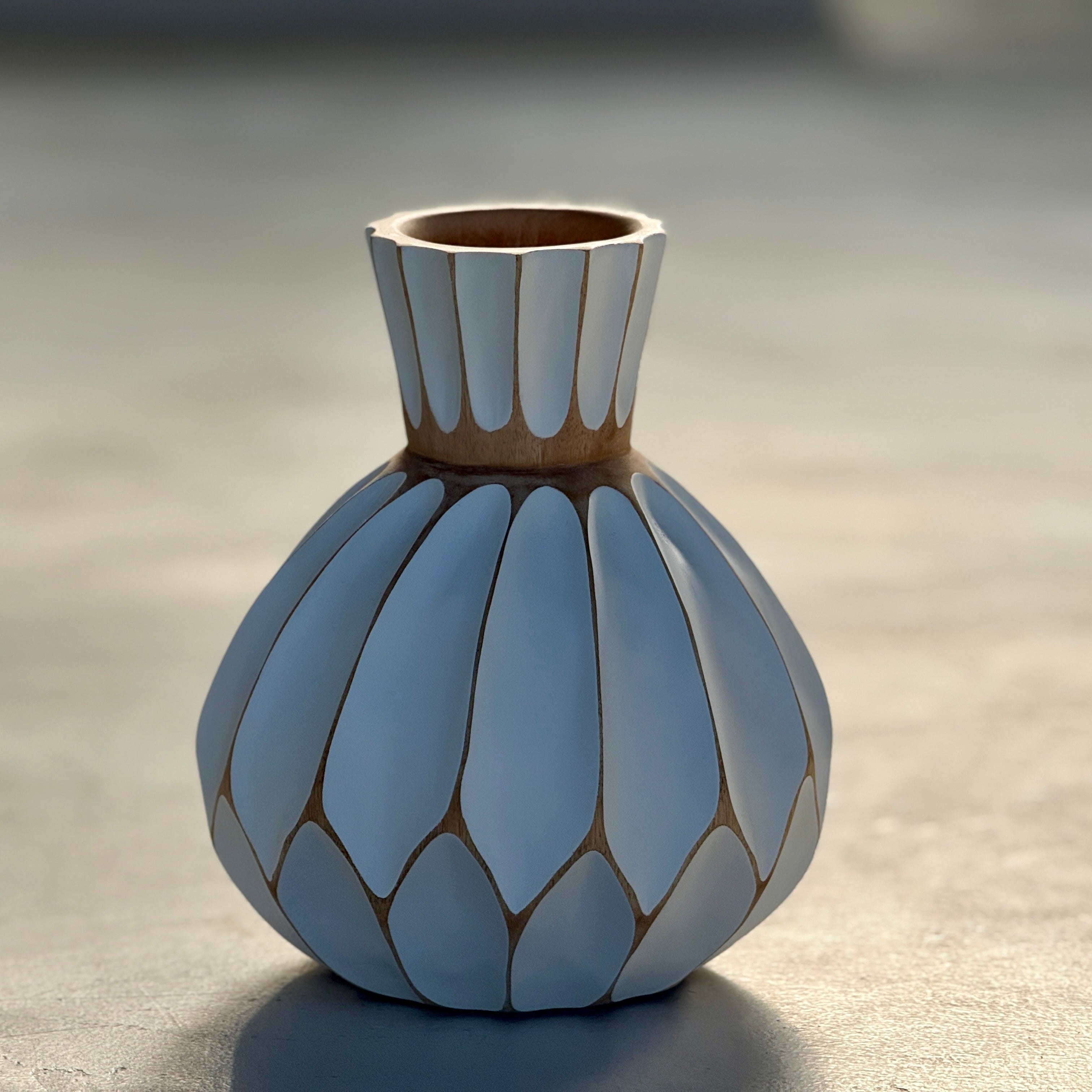 LAI KLEEP klein — ronde houten tafelvaas van suarhout met wit geschilderd bladmotief, H23 x D20 cm, handgemaakt in Thailand 2