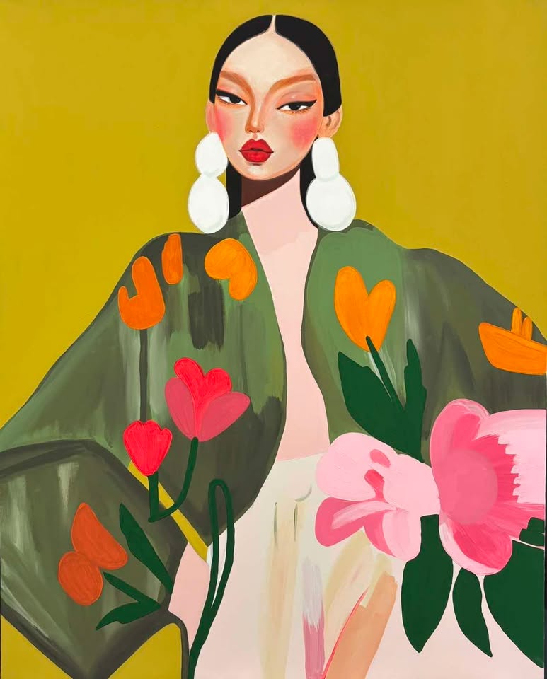 SAAN LUMA — handgeschilderd portret van een elegante vrouw in groene mantel met kleurrijke bloemen, okergele achtergrond, acrylverf op canvas, Thailand