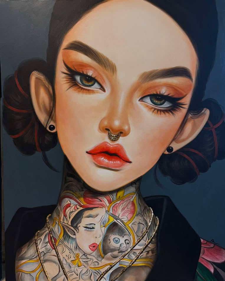 SAAN VEYRA — handgeschilderd portret van een vrouw met expressieve make-up en rijk gedetailleerde illustraties in de hals, acrylverf op canvas, Thailand