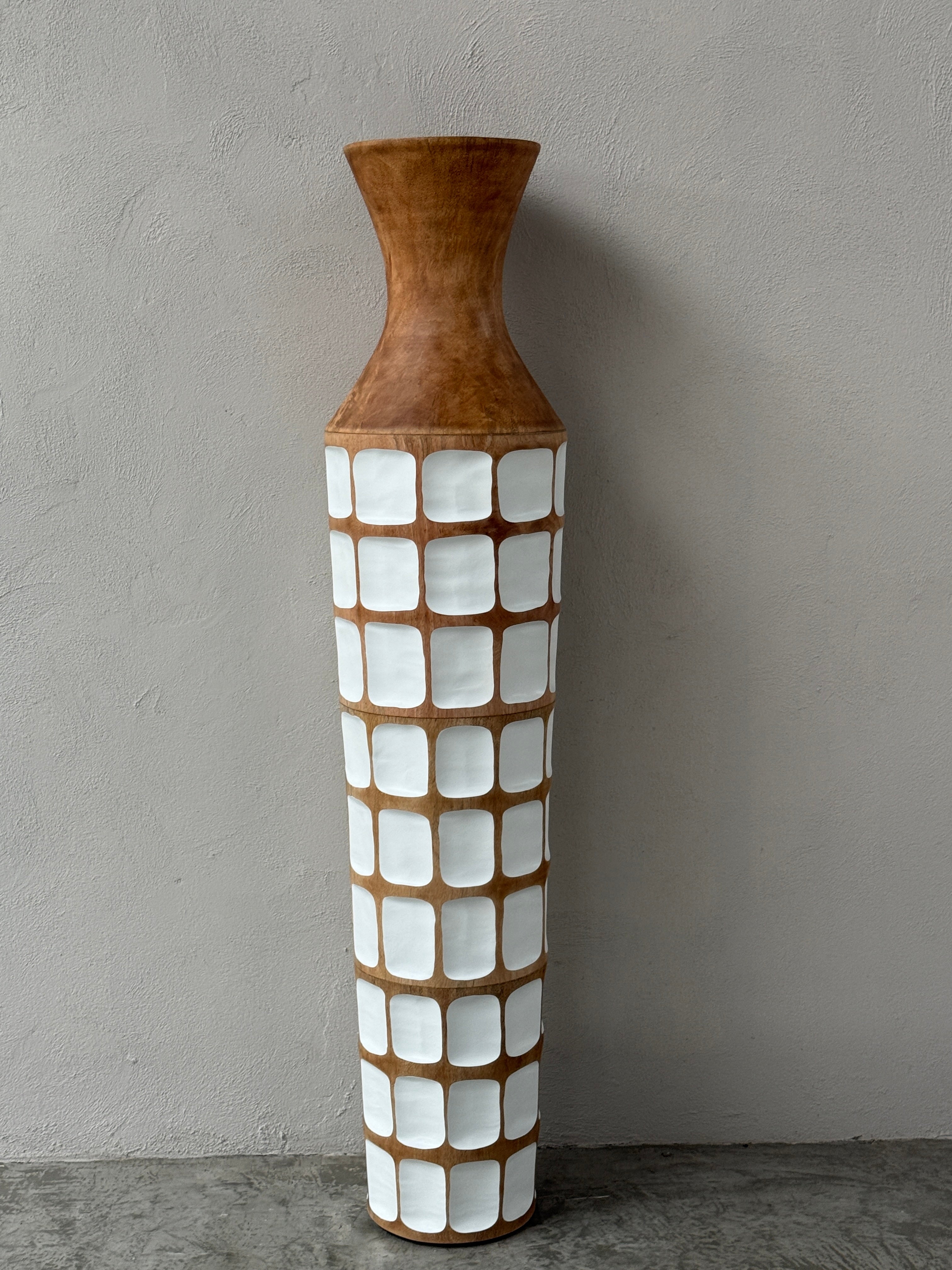 Sensai Mok houten vloervaas H160 x D33 suar hout naturel met witte afwerking | Studio Eline