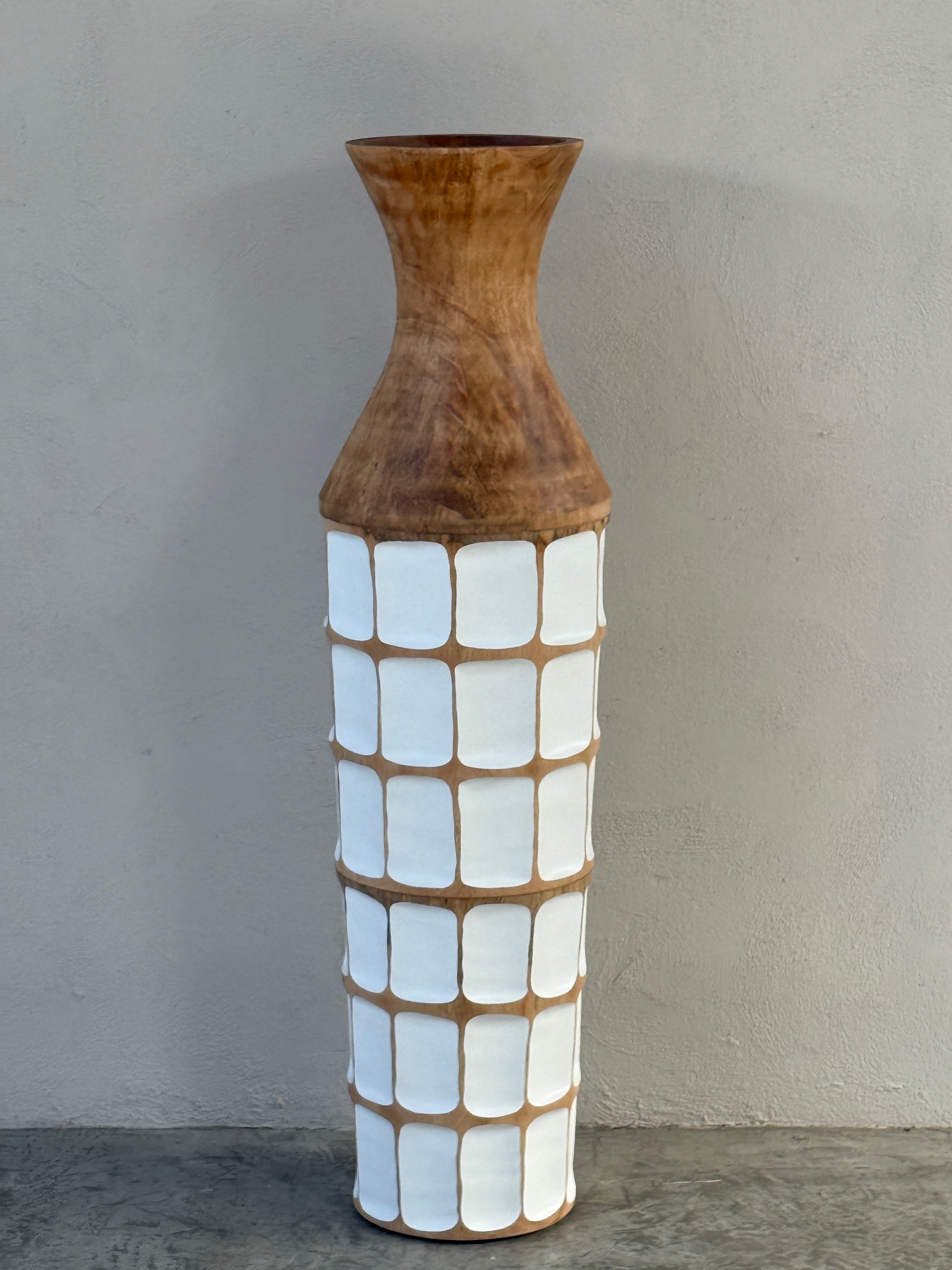 Sensai Mok houten vloervaas H120 suar hout naturel met witte afwerking | Studio Eline