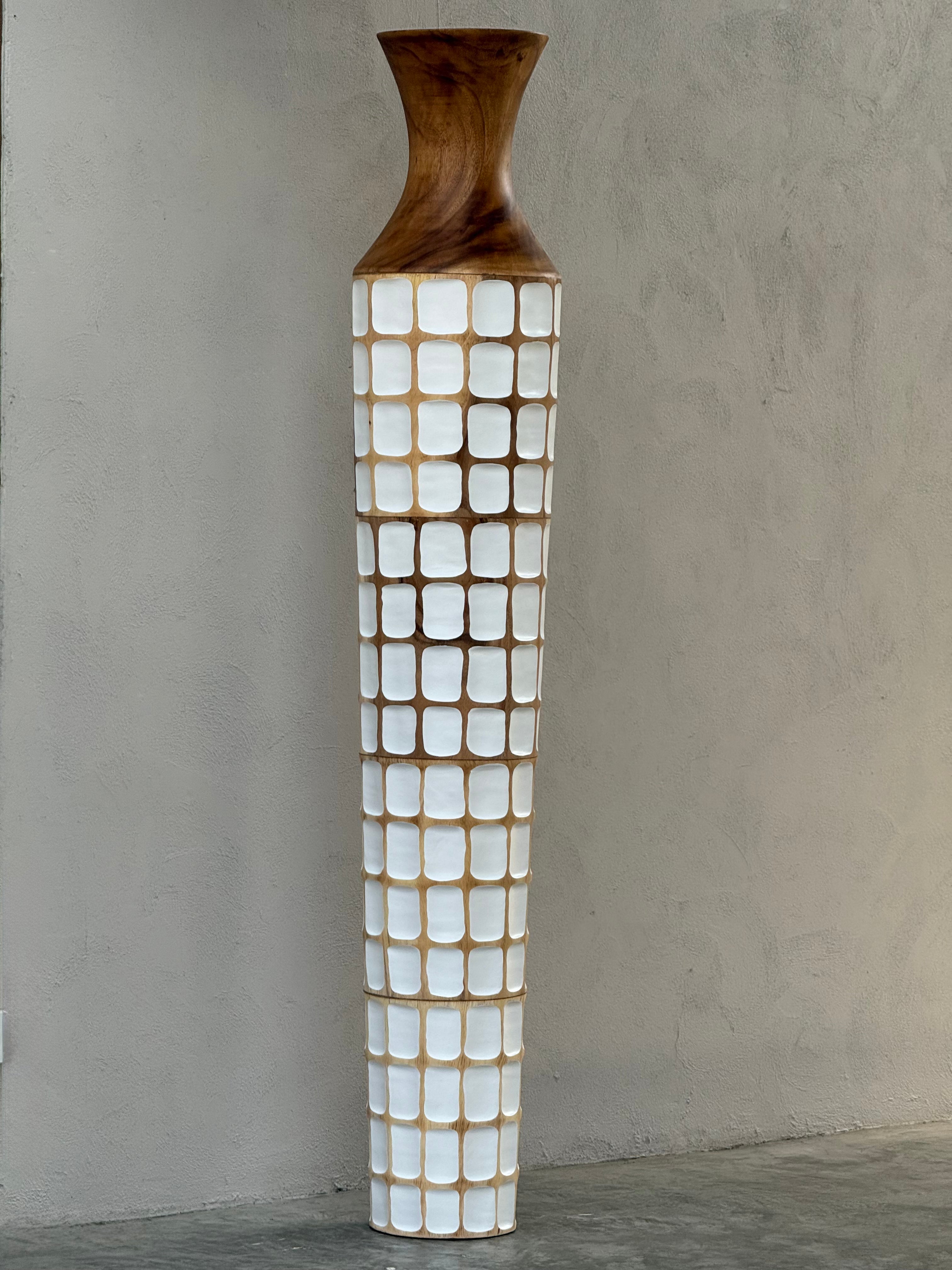 Sensai Mok houten vloervaas H200 x D35 suar hout naturel met witte afwerking | Studio Eline