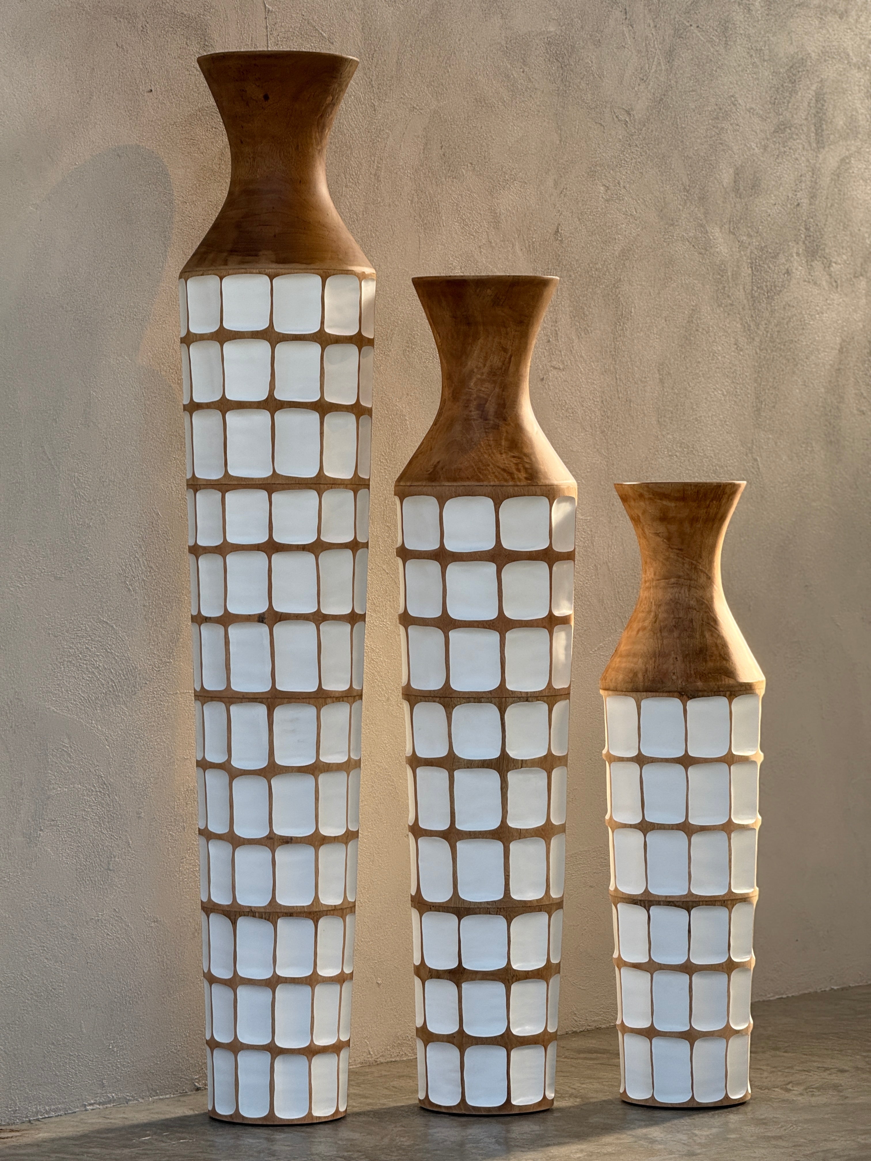 Sensai Mok houten vloervaas suar hout naturel met witte afwerking | Studio Eline