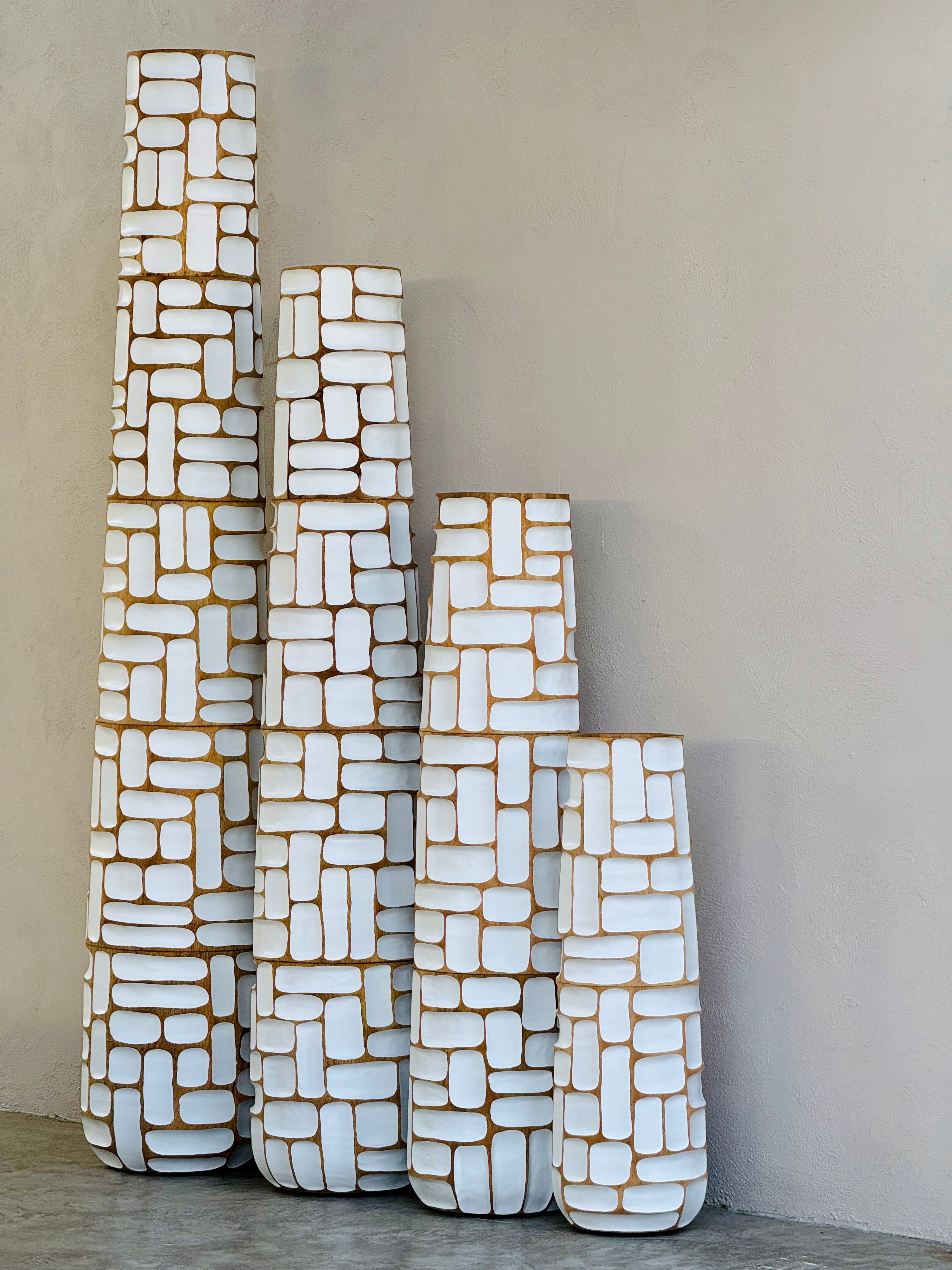 Sensai Sai houten vloervaas H200_H160_H120_H80 suar hout naturel met witte afwerking | Studio Eline