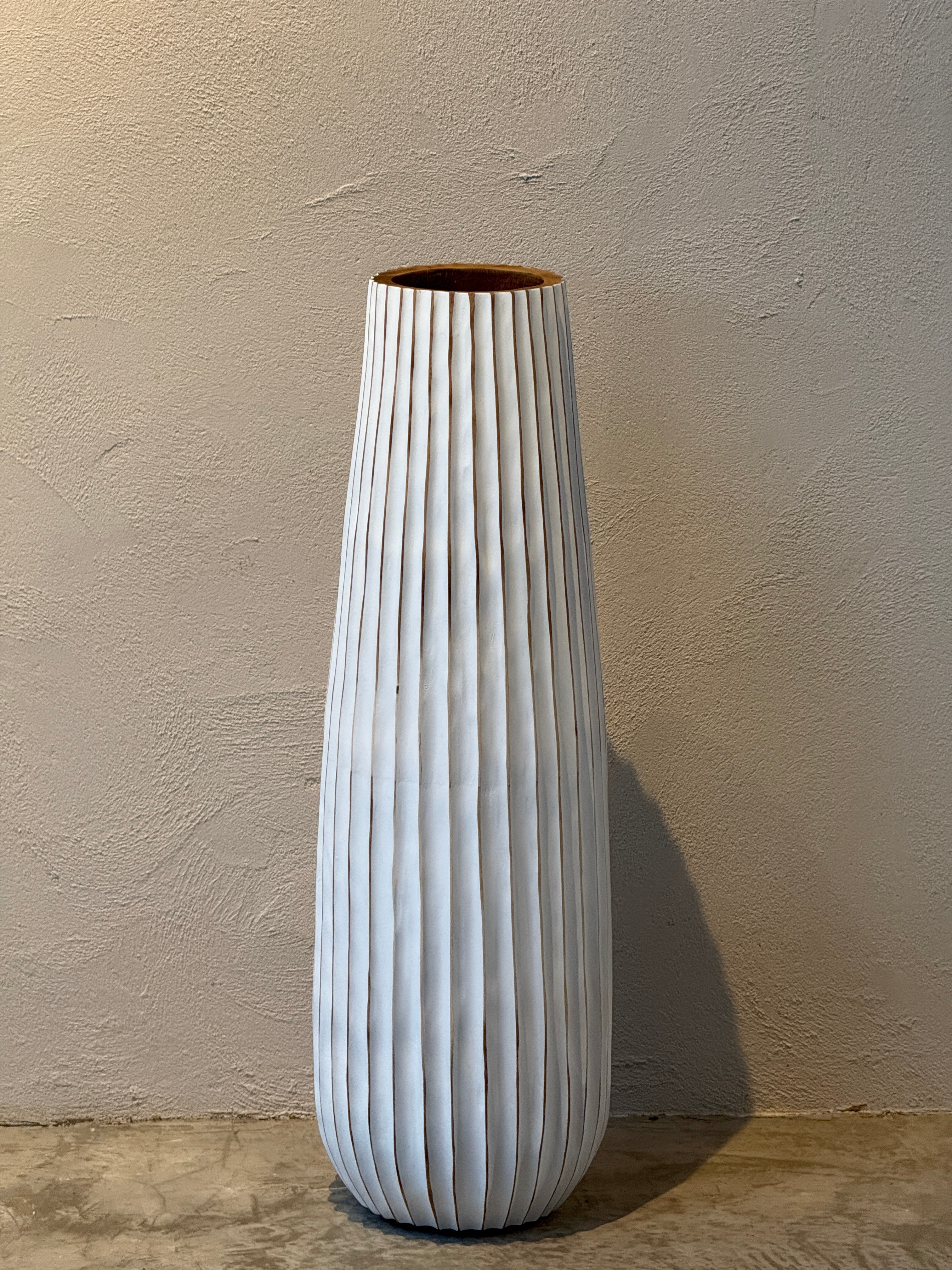 Sensai Tham houten vloervaas H120 x D30 suar hout naturel met witte afwerking | Studio Eline
