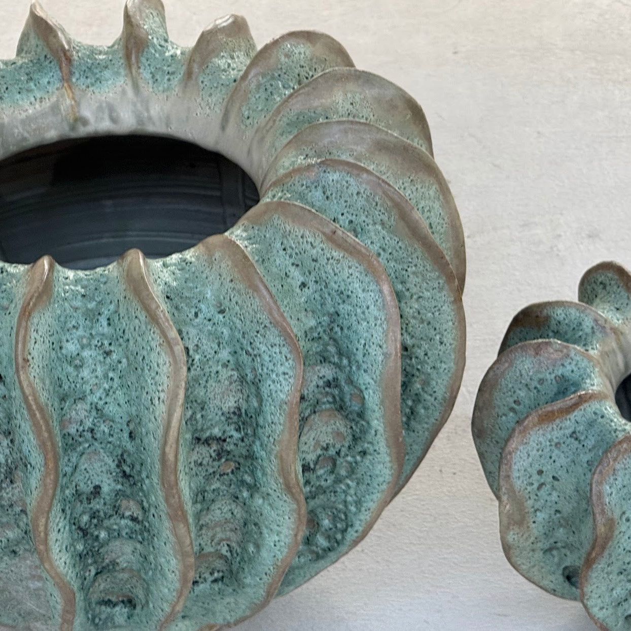Siam Phaka Jade Moss keramisch object in interieur — tijdloos woonaccessoire handgemaakt in Thailand, Studio Eline
