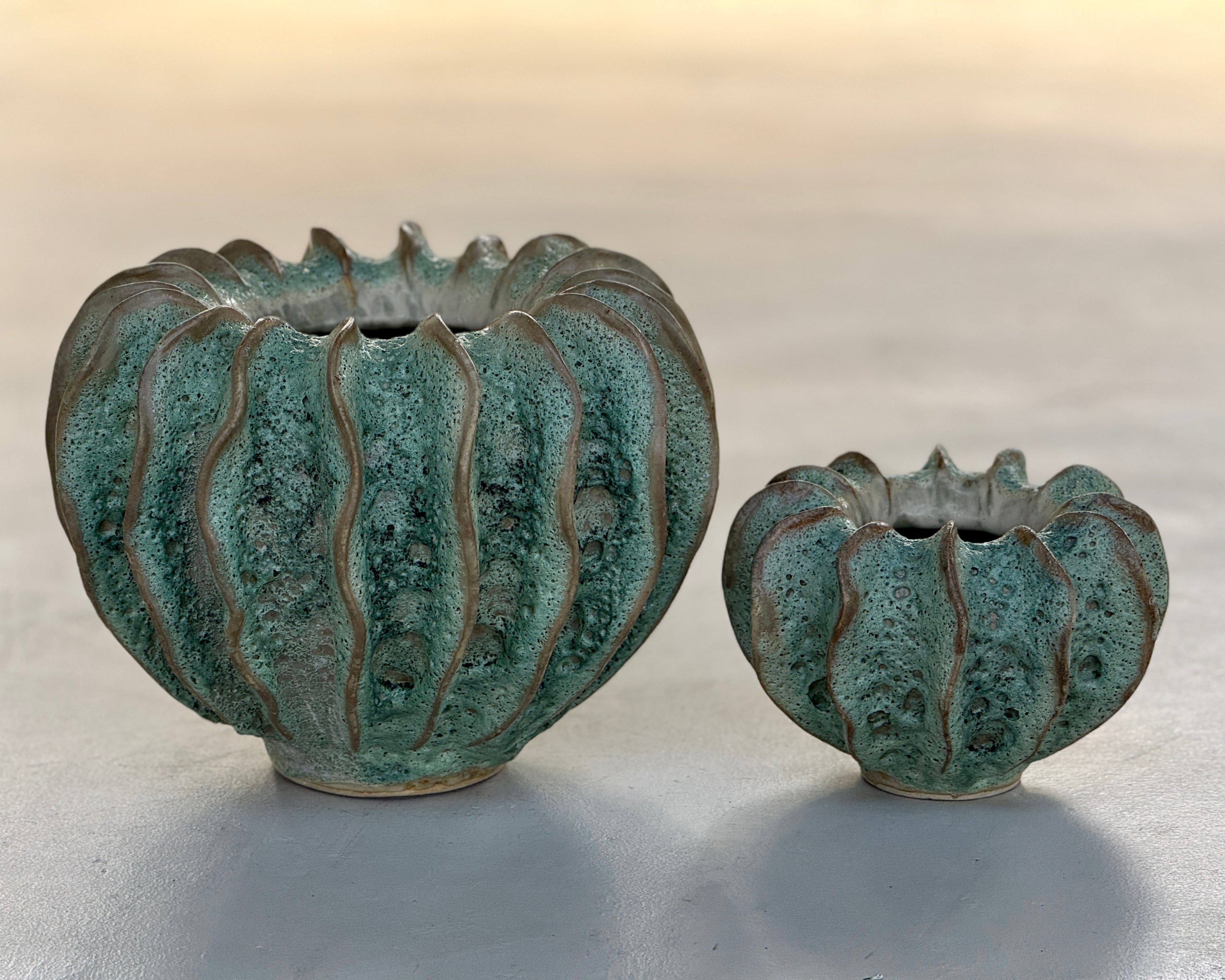 Siam Phaka Jade Moss keramisch object klein formaat H15 × D21 cm — handgemaakt met lava-glazuur in diepe groenblauw tinten, Studio Eline