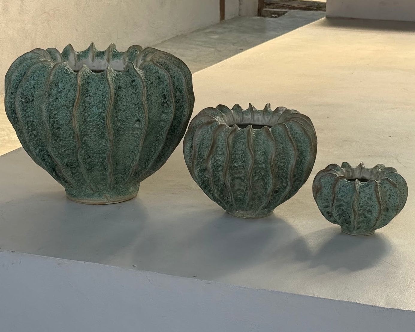 Siam Phaka Jade Moss keramisch object middel formaat H26 × D33 cm — handgemaakt keramiek met organische vorm en glazuurafwerking, Studio Eline