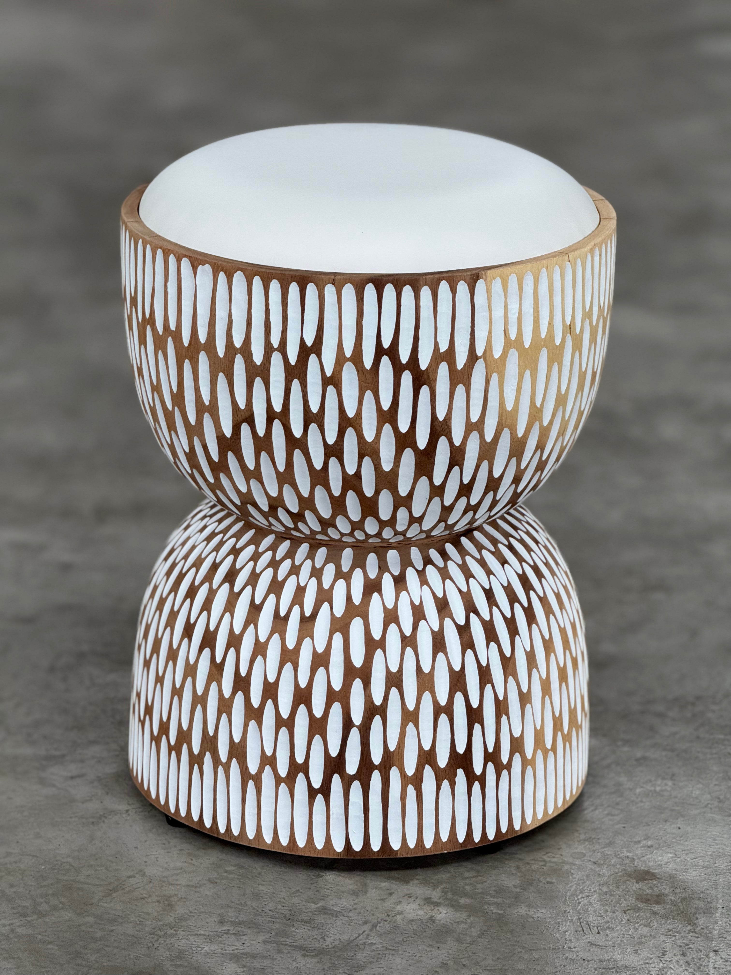 Suriya Kiri Mala zitobject suar hout met kussen H42 x D35 | Studio Eline