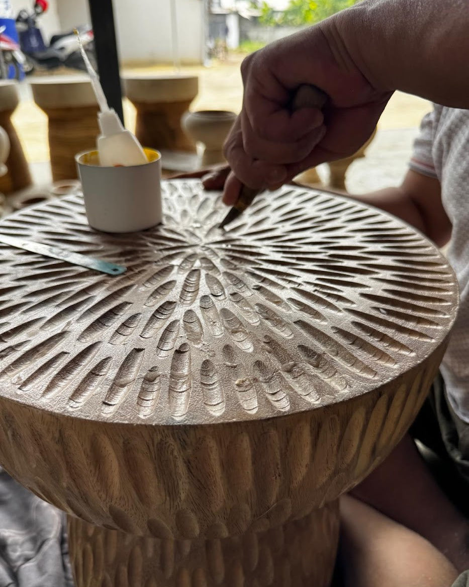 Suriya Tara Mala carving krukje en bijzettafel