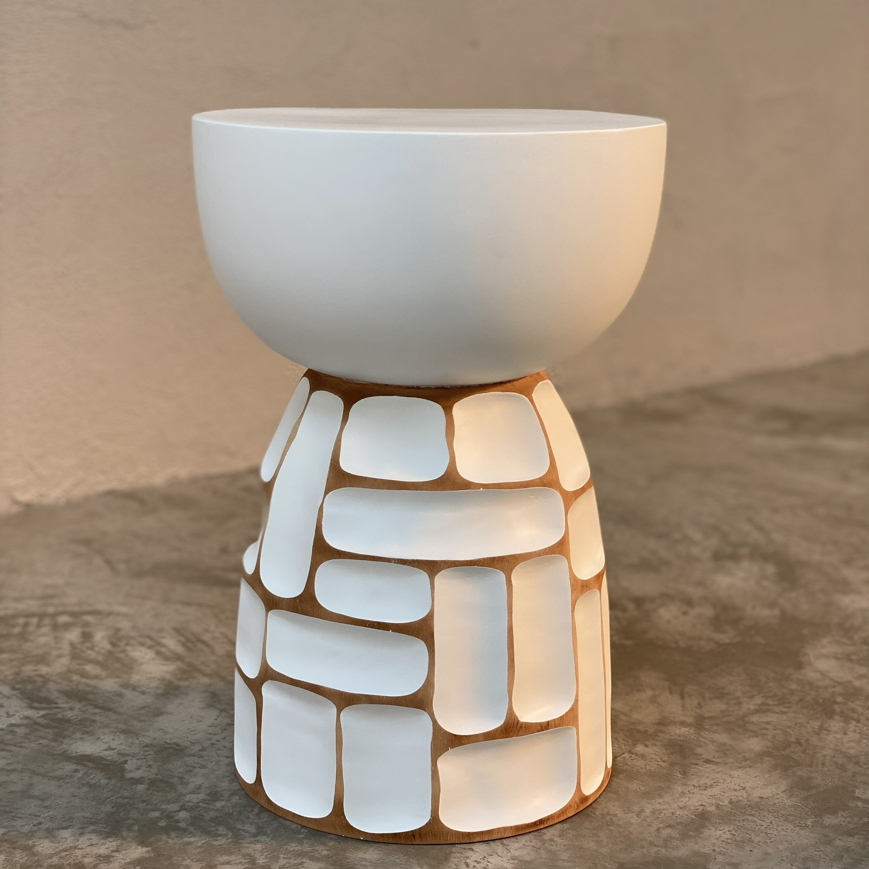 Suriya Tara Nara zitobject in suarhout met Nara-carving